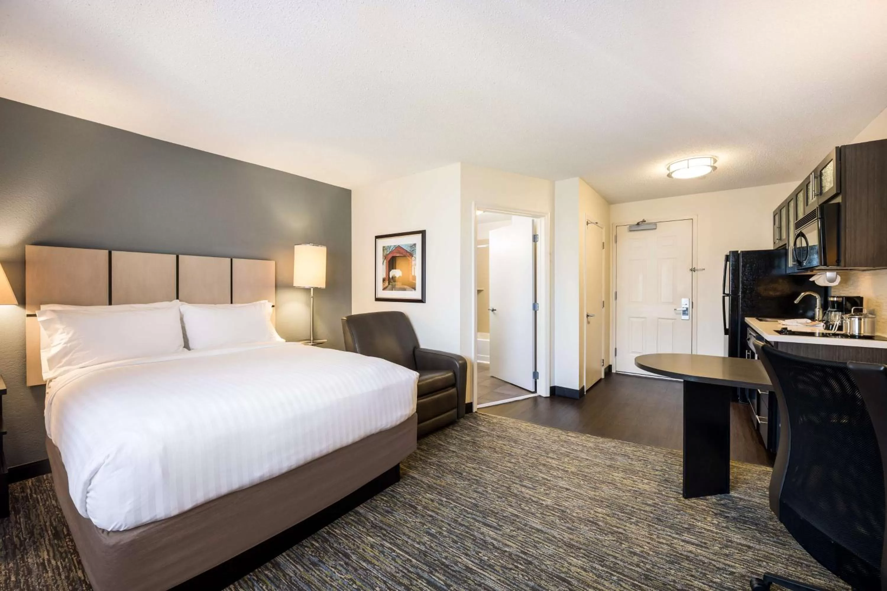 Bedroom, Bed in Sonesta Simply Suites Phoenix Glendale