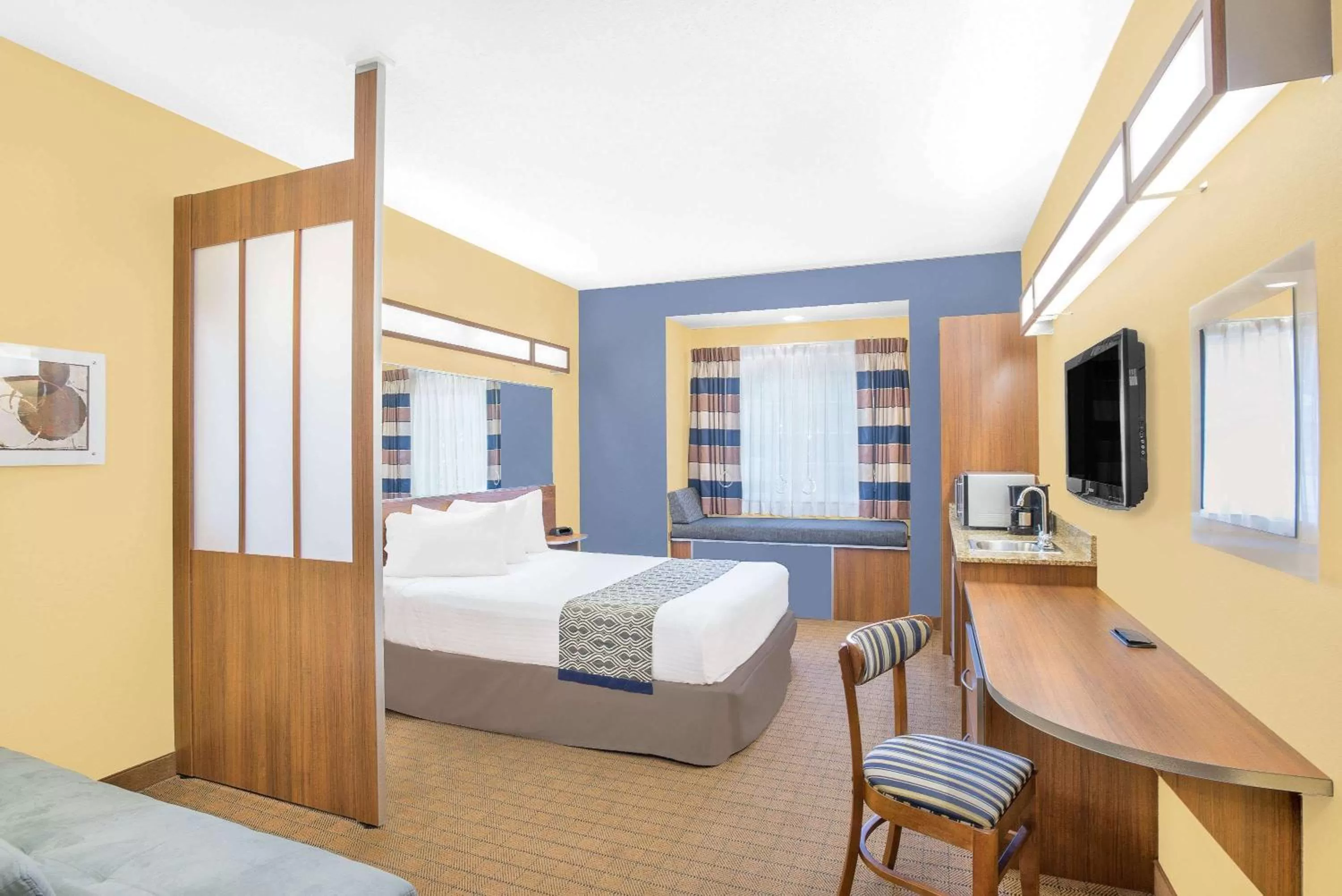 Photo of the whole room, Bed in Microtel Inn & Suites Chili/Rochester