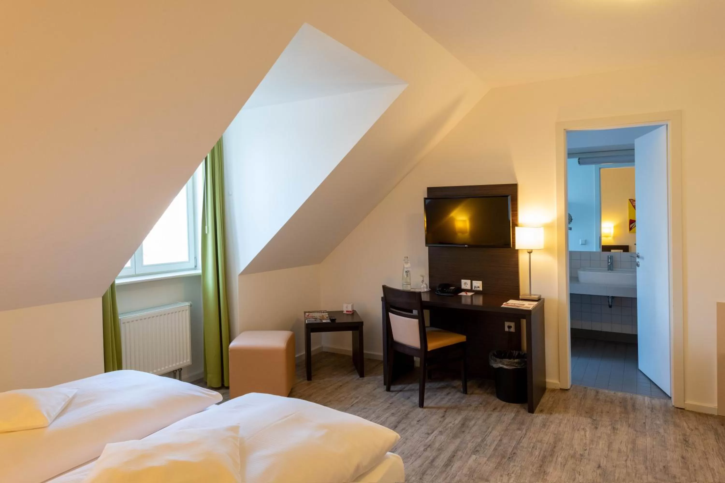 TV and multimedia, Bed in Hotel am Großen Waisenhaus