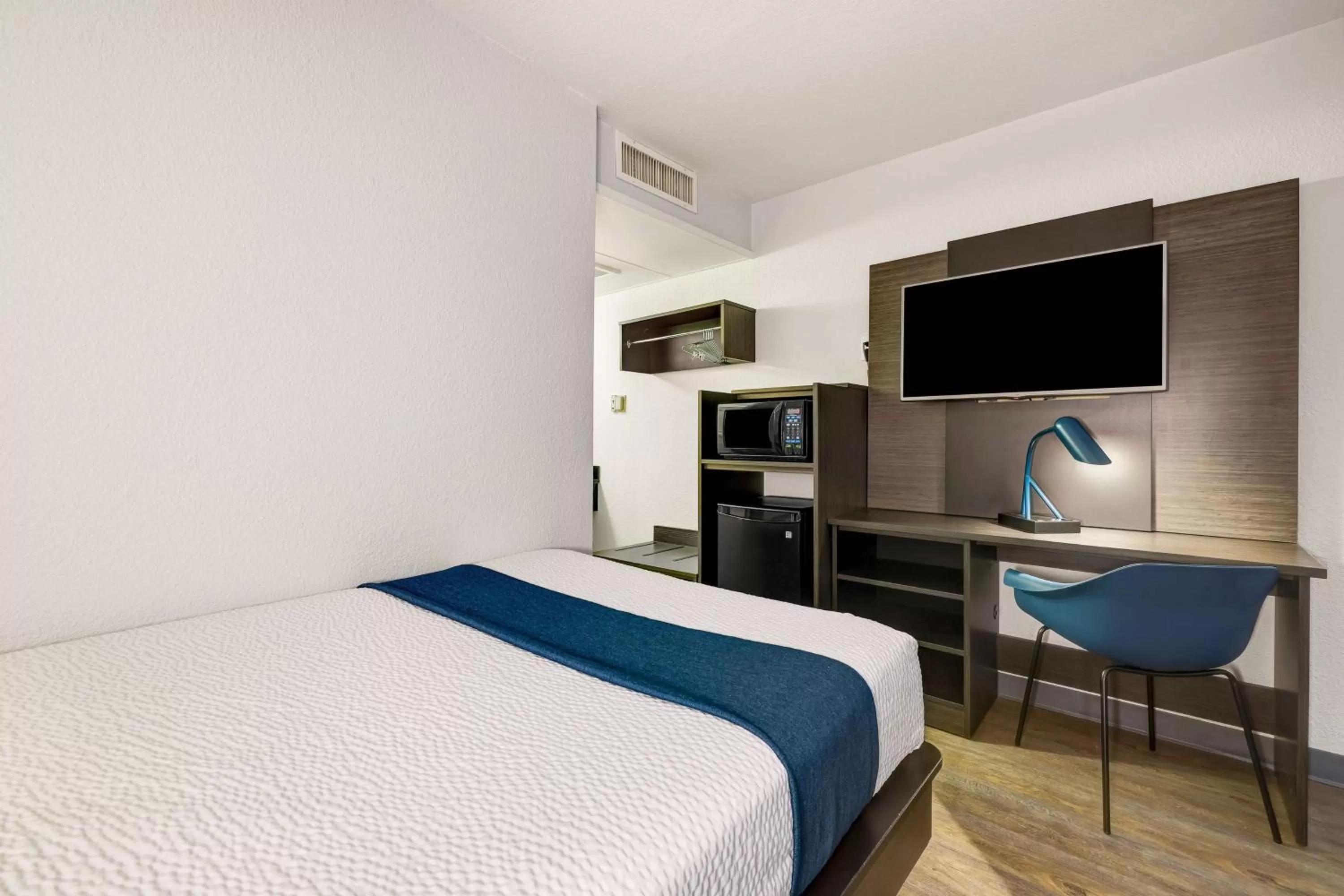 Photo of the whole room, Bed in Motel 6-Issaquah, WA - Seattle - East