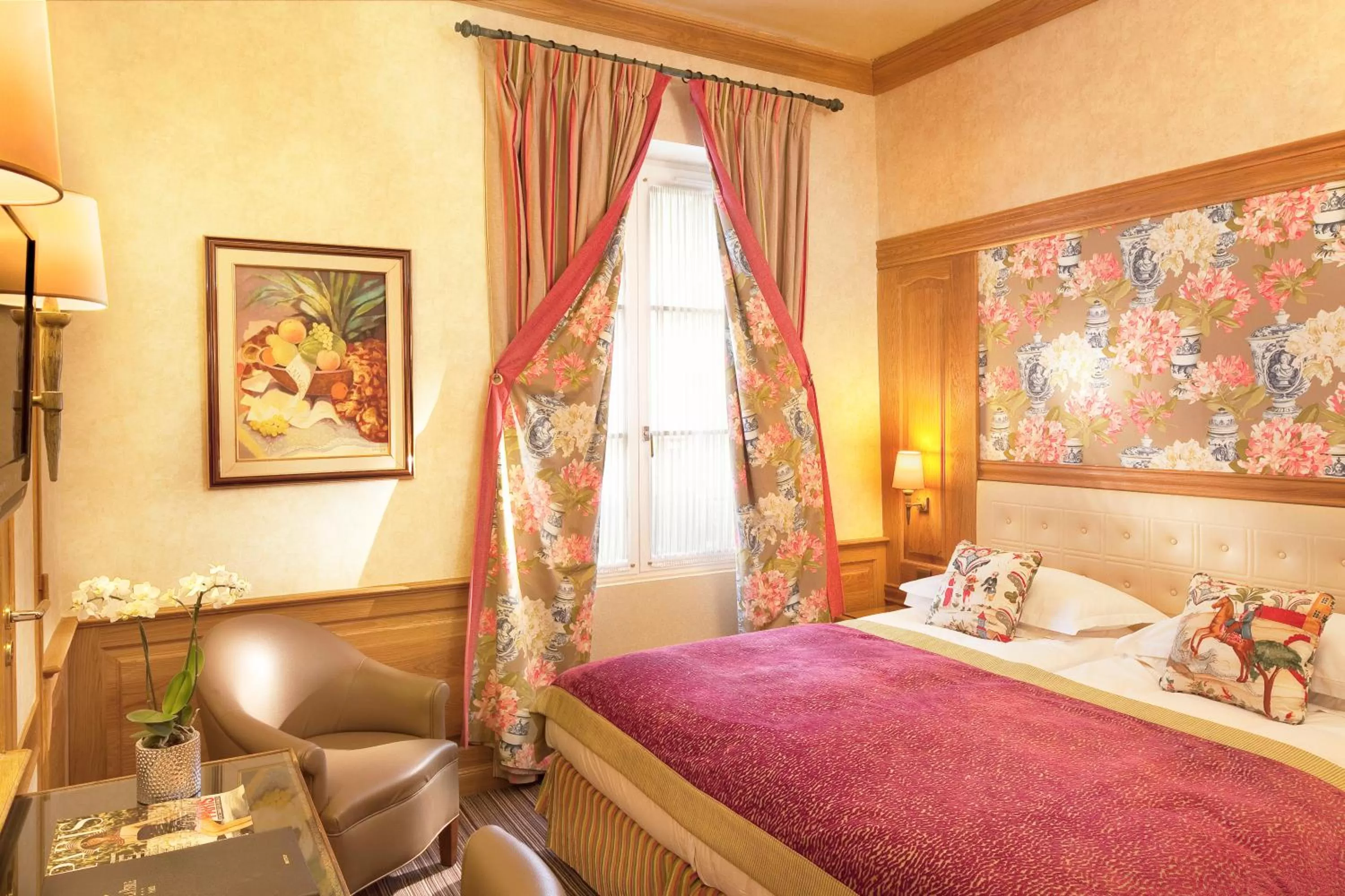 Photo of the whole room, Bed in La Perle Saint Germain des Prés