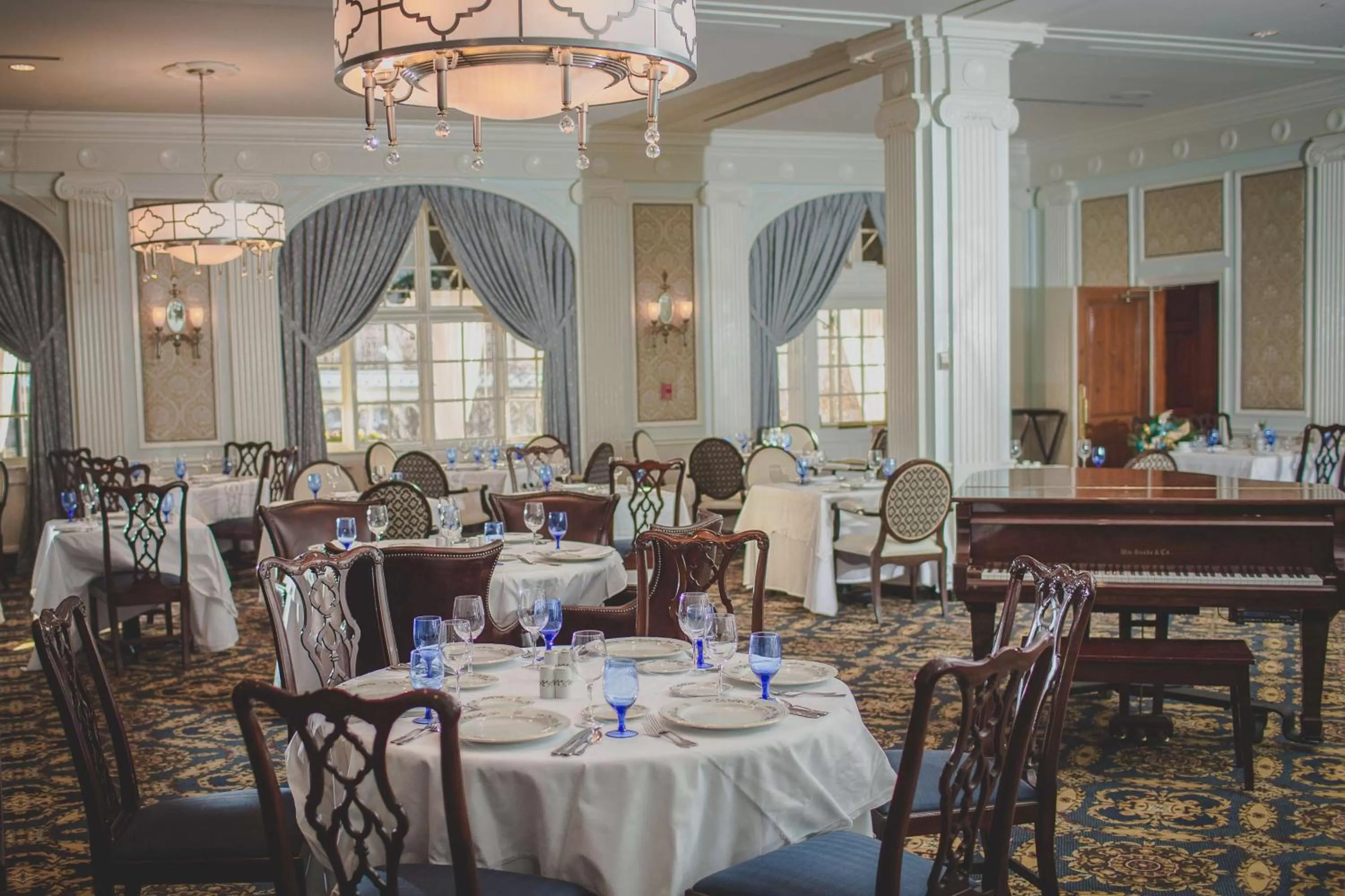 Restaurant/places to eat in Hotel Roanoke & Conference Center, Curio Collection by Hilton