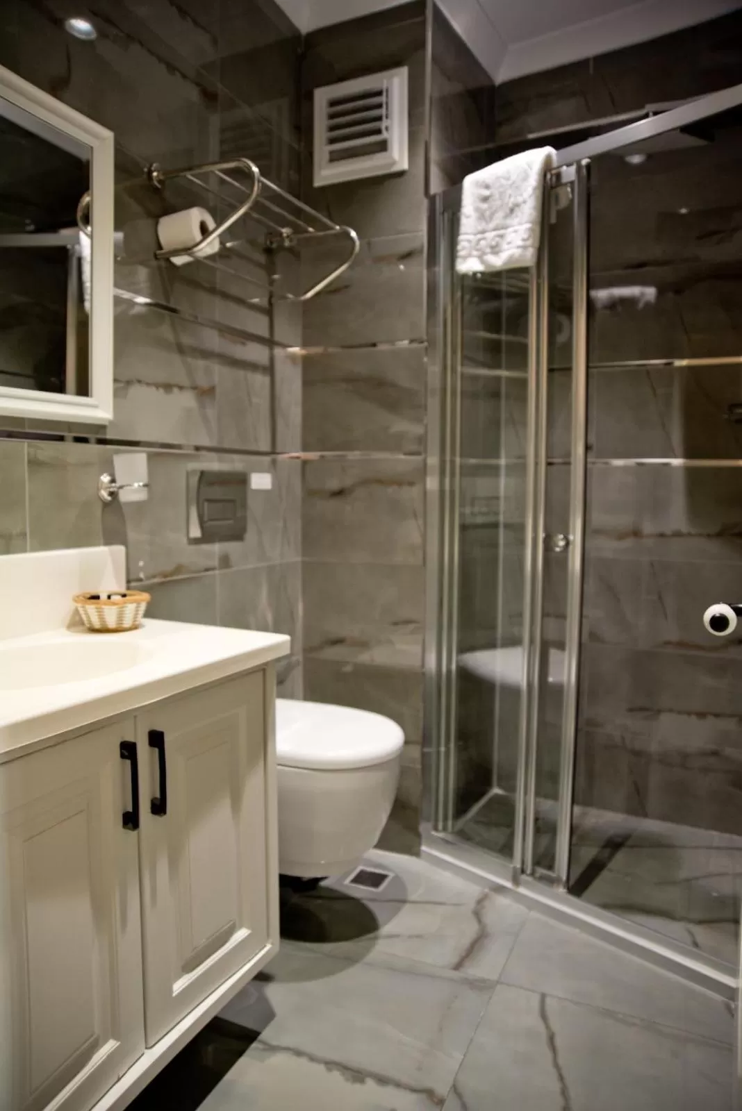 Shower, Bathroom in Pruva Hotel