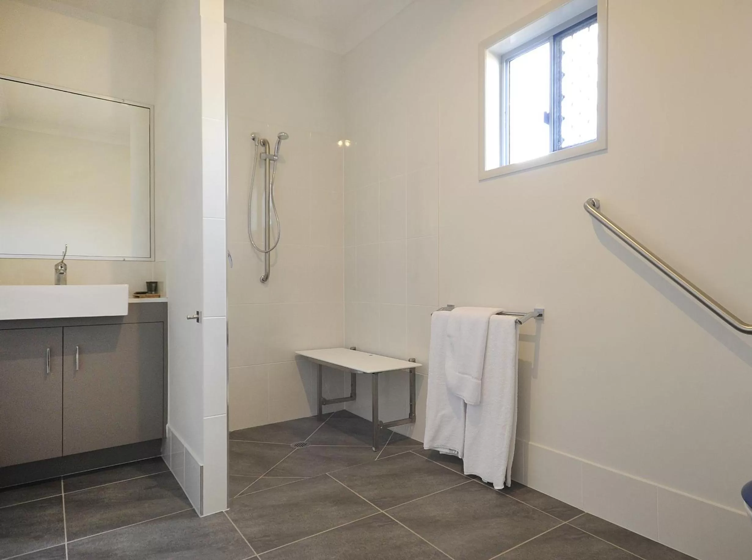 Shower in Northpoint Motel Apartments