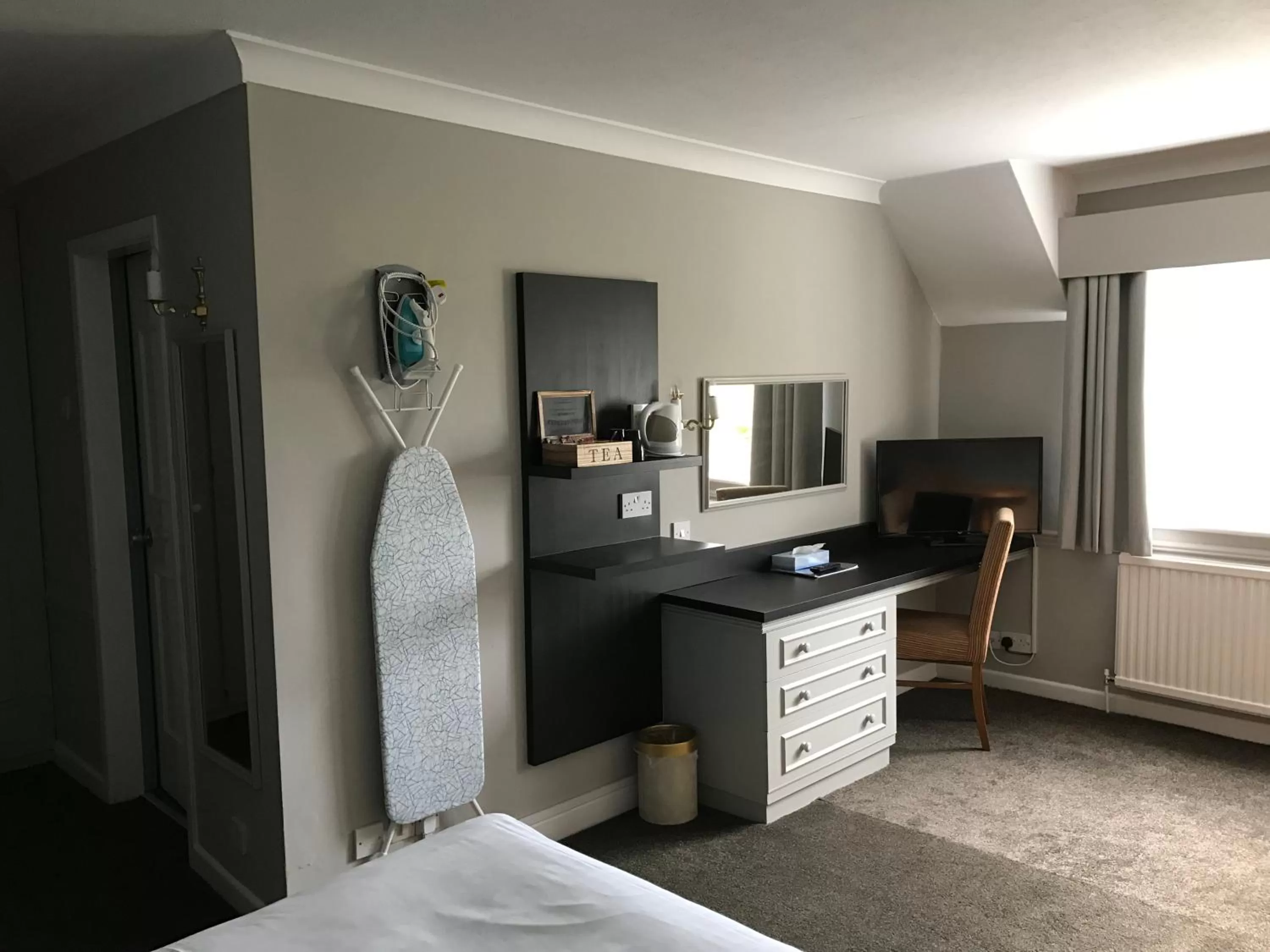 Bedroom, Bed in South Lawn Hotel