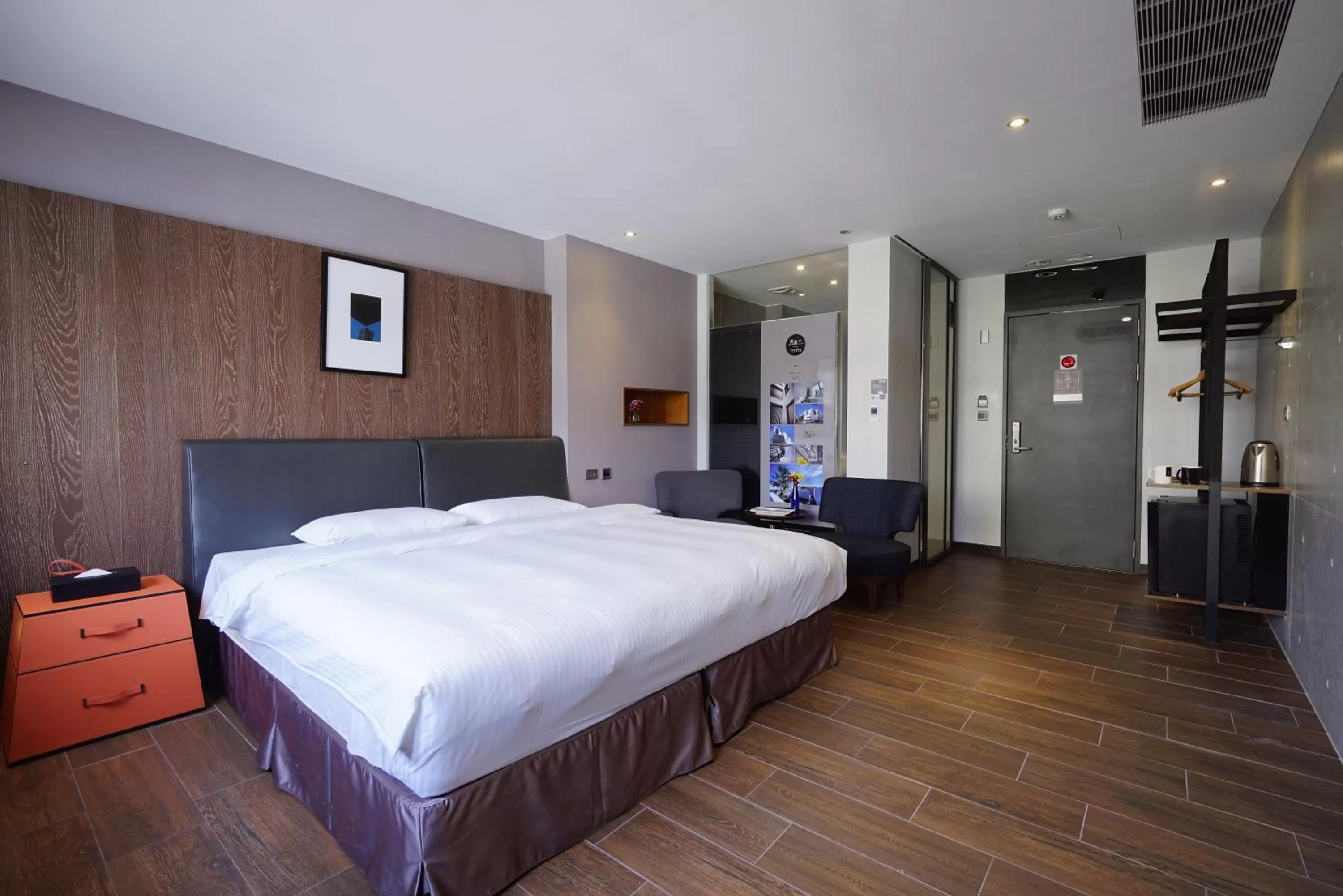 Photo of the whole room, Bed in 3 Door Hotel