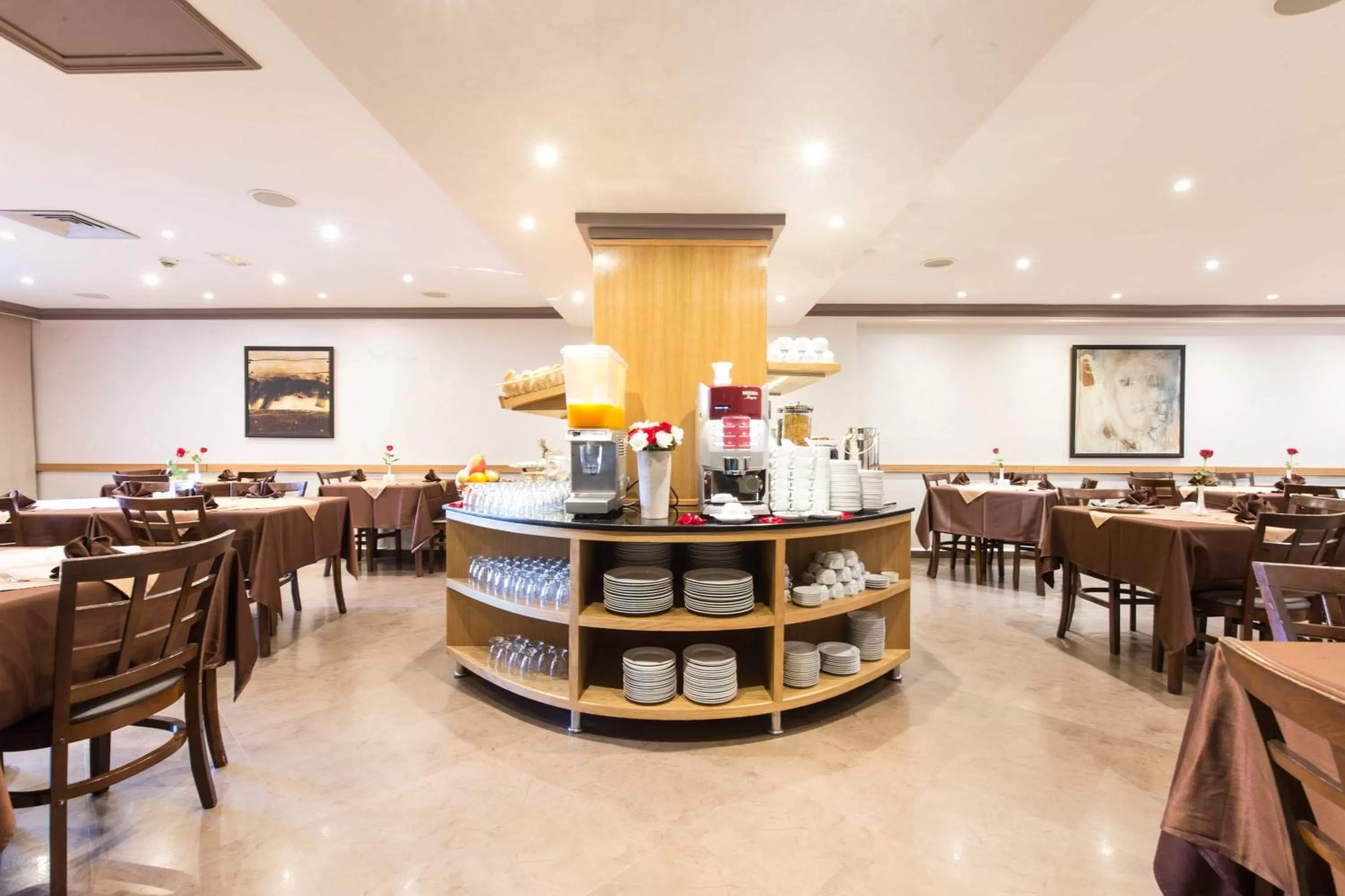 Restaurant/places to eat in Hotel Almas