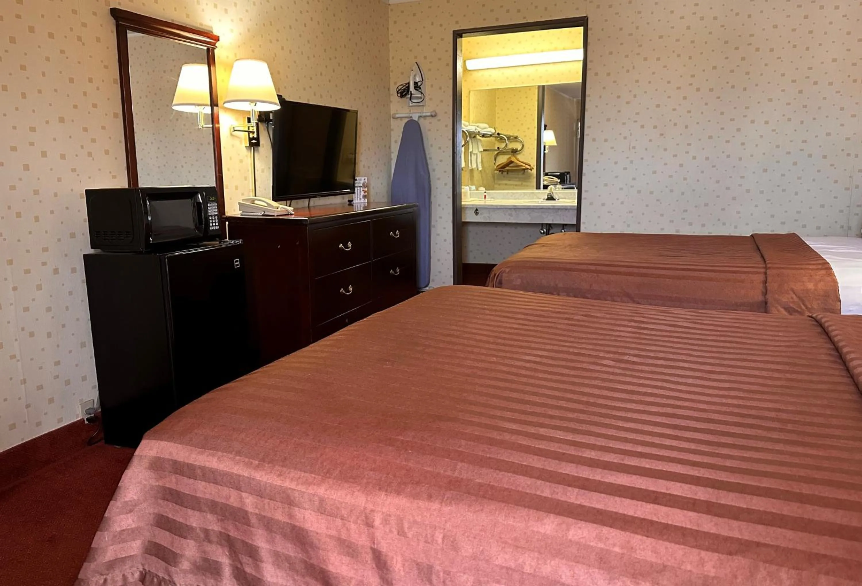 Guests, Bed in Travelodge by Wyndham Seymour