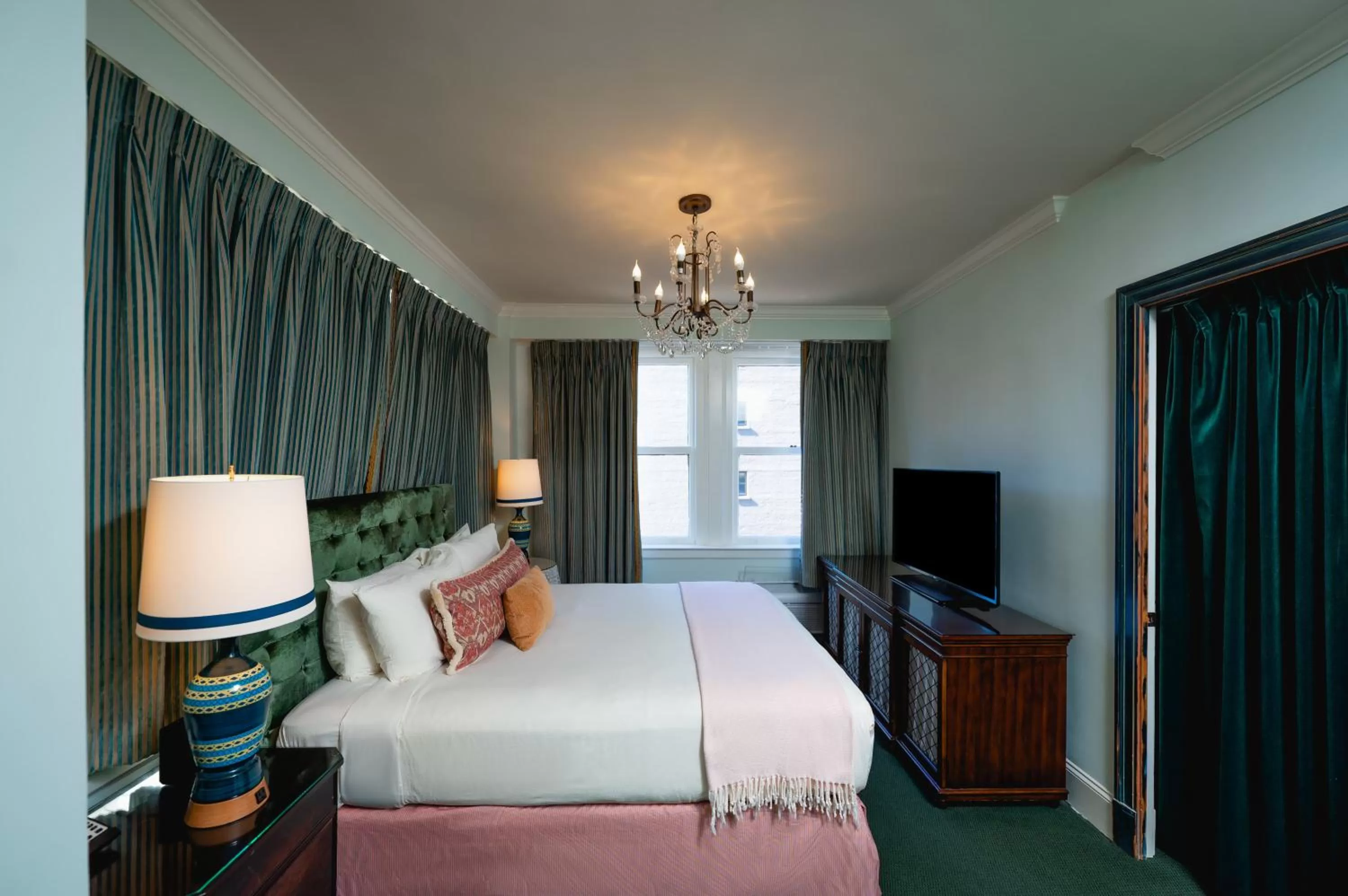 Bedroom, Bed in The Pontchartrain Hotel