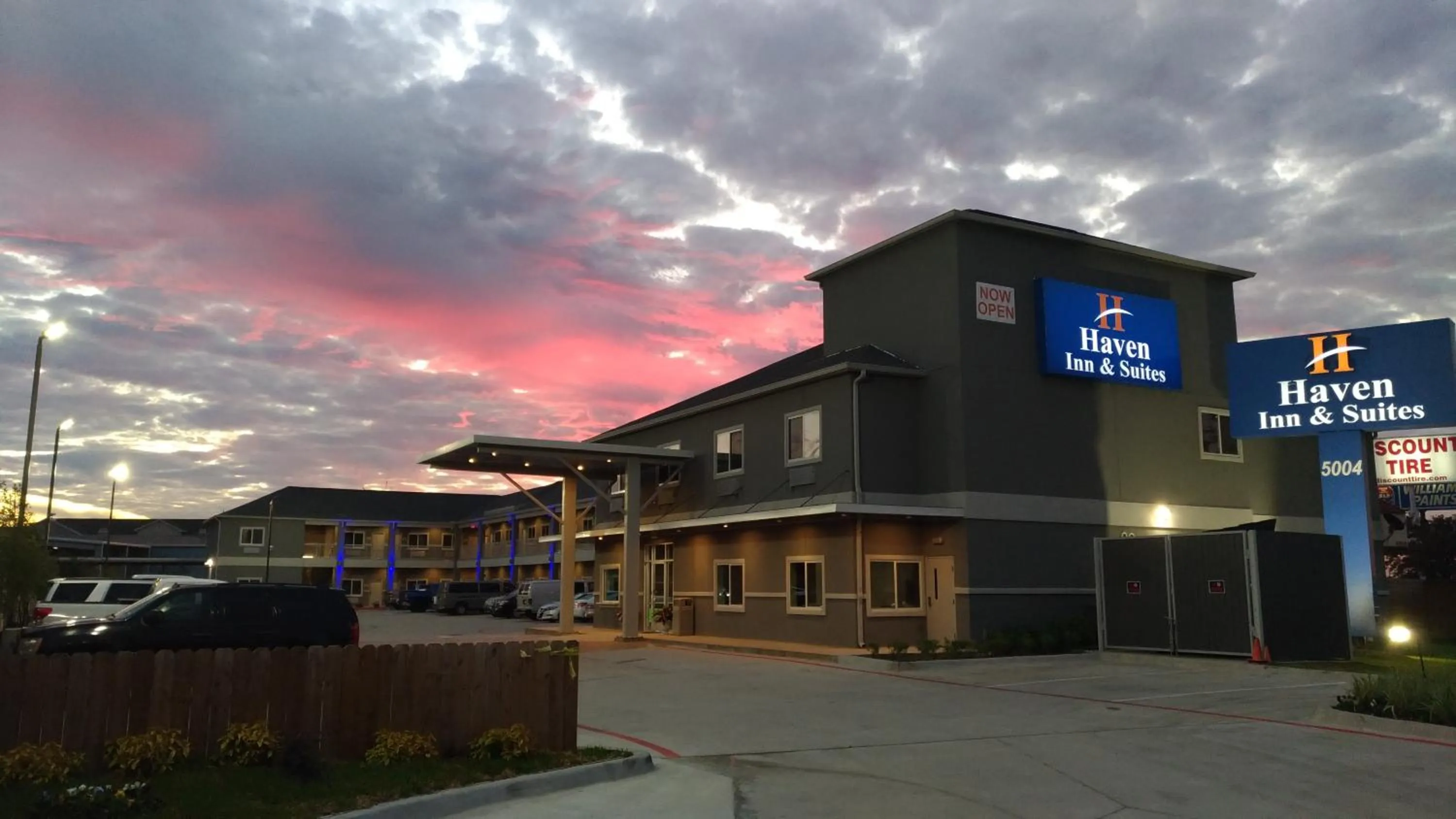Property building in Haven Inn & Suites Downtown Houston.