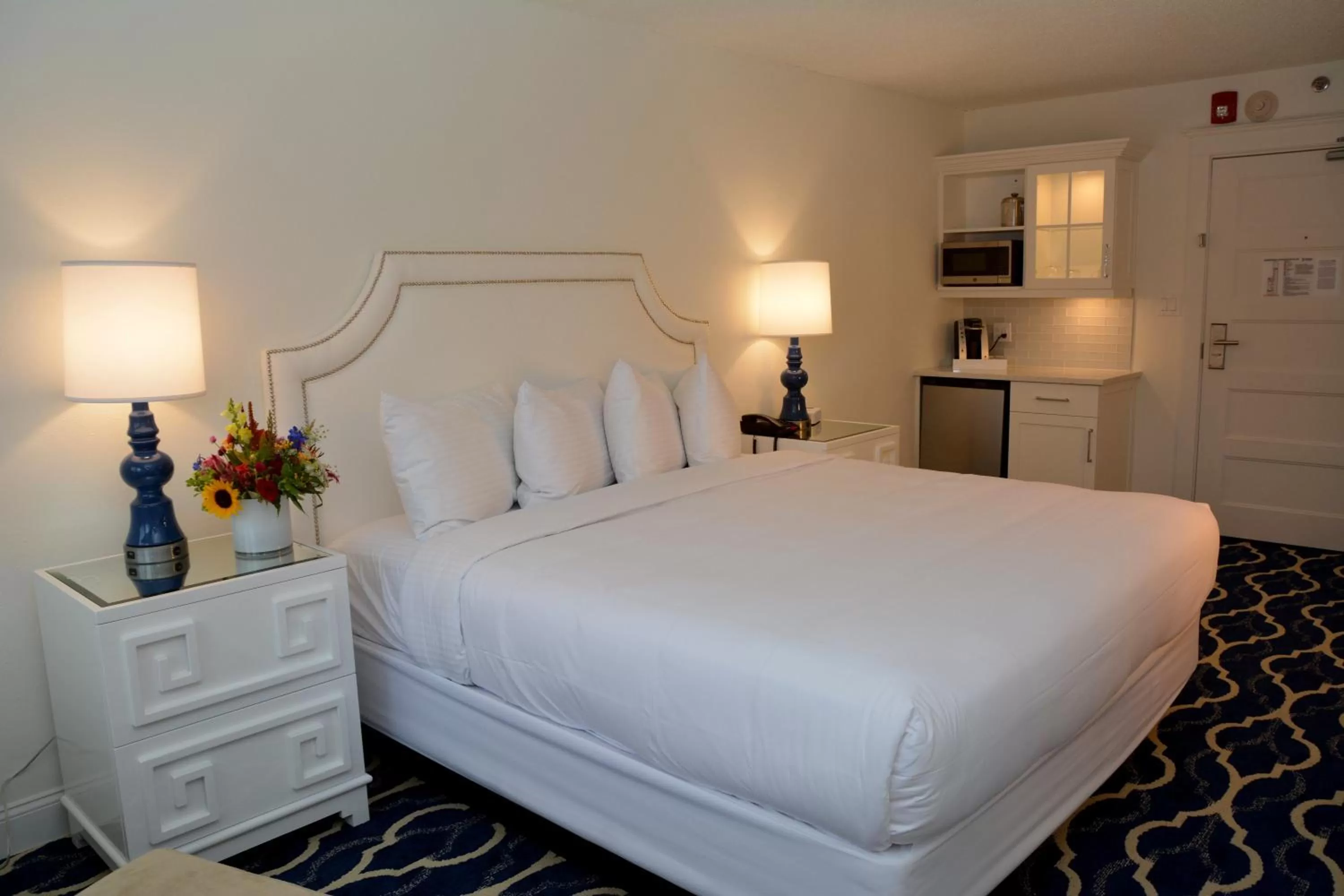 Photo of the whole room, Bed in ICONA Cape May