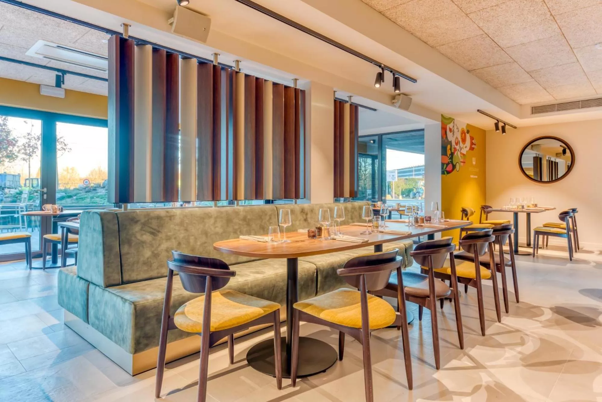 Restaurant/places to eat in Mah Hotel