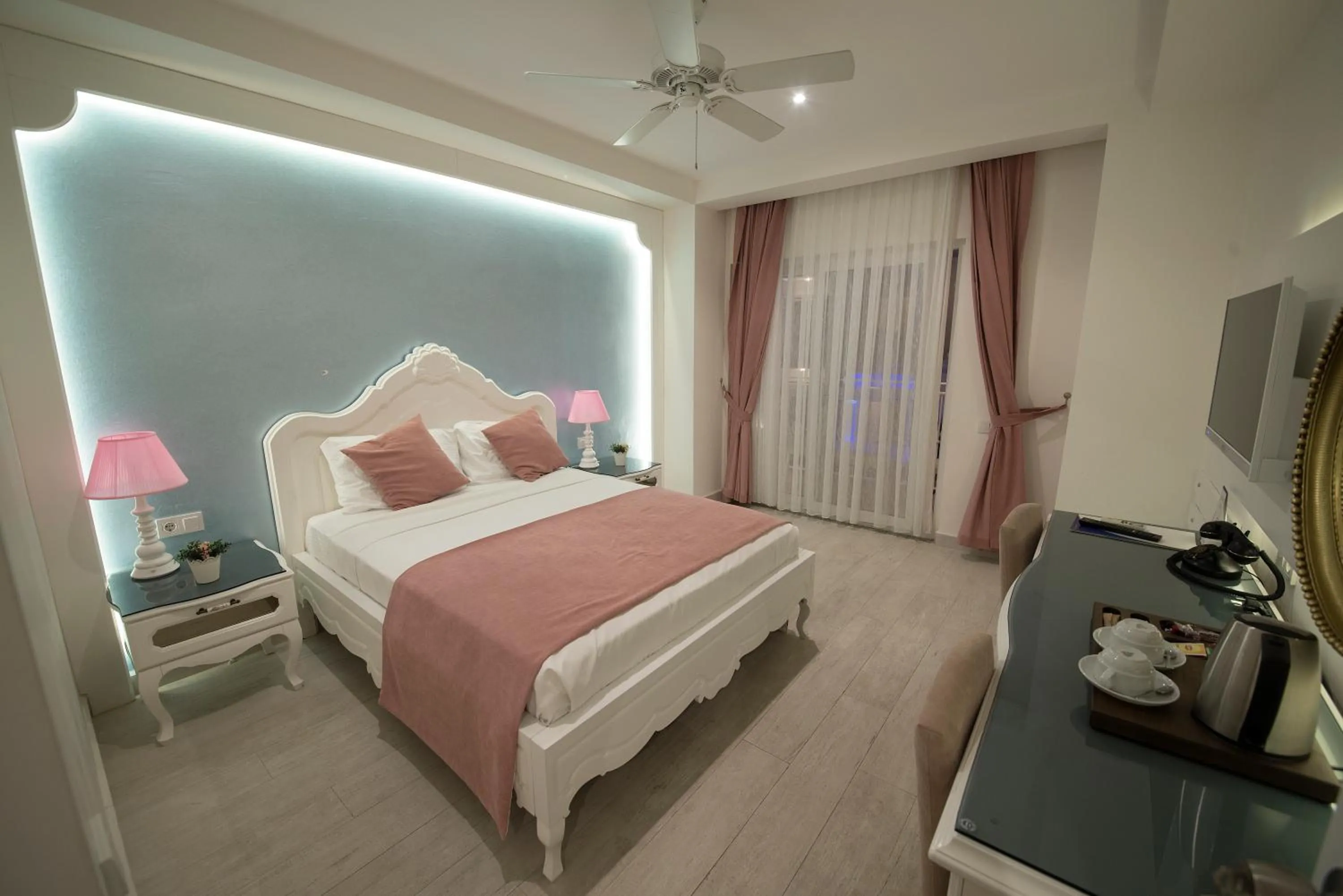 Photo of the whole room, Bed in Montebello Deluxe Hotel