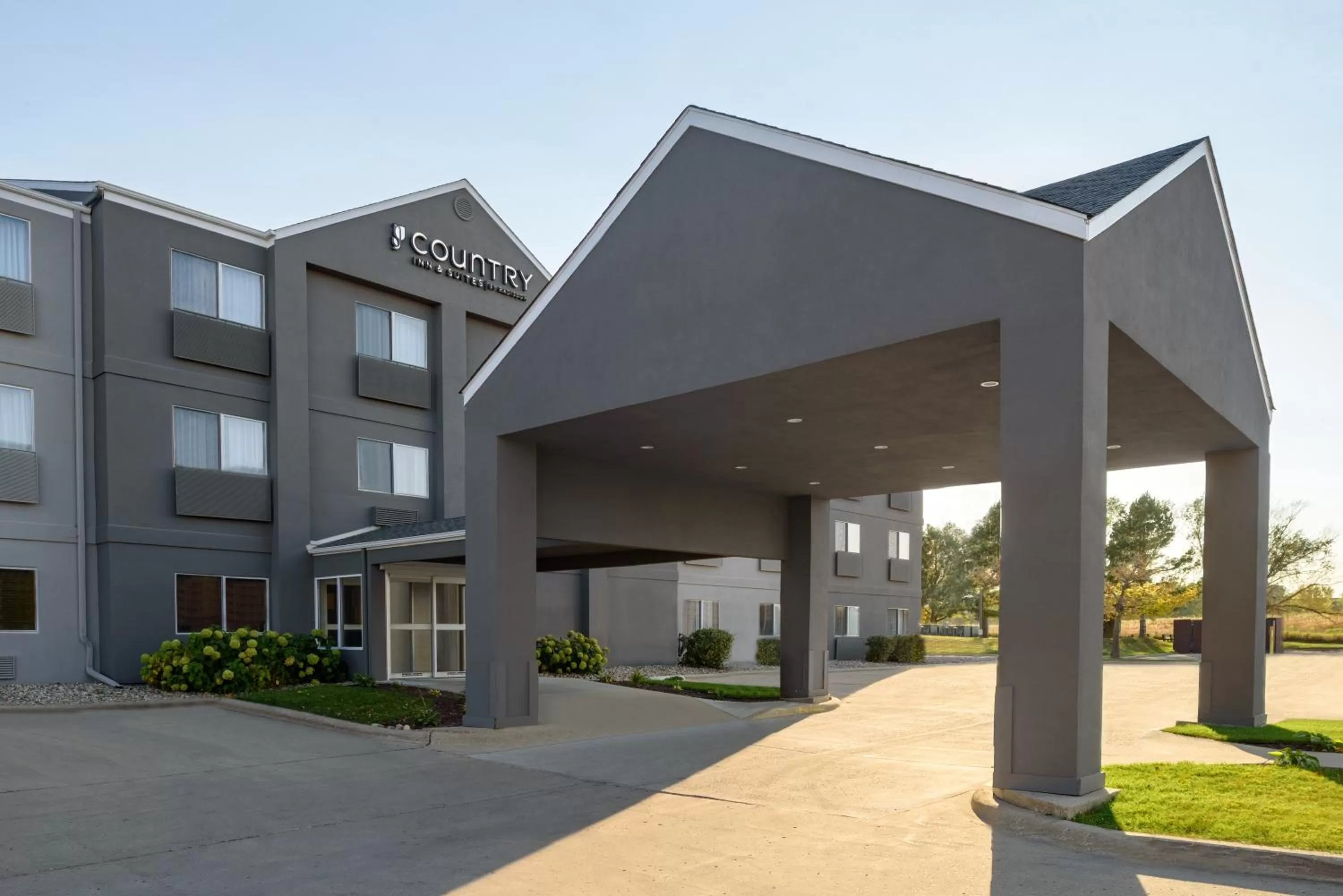 Facade/entrance in Country Inn & Suites by Radisson, Brookings