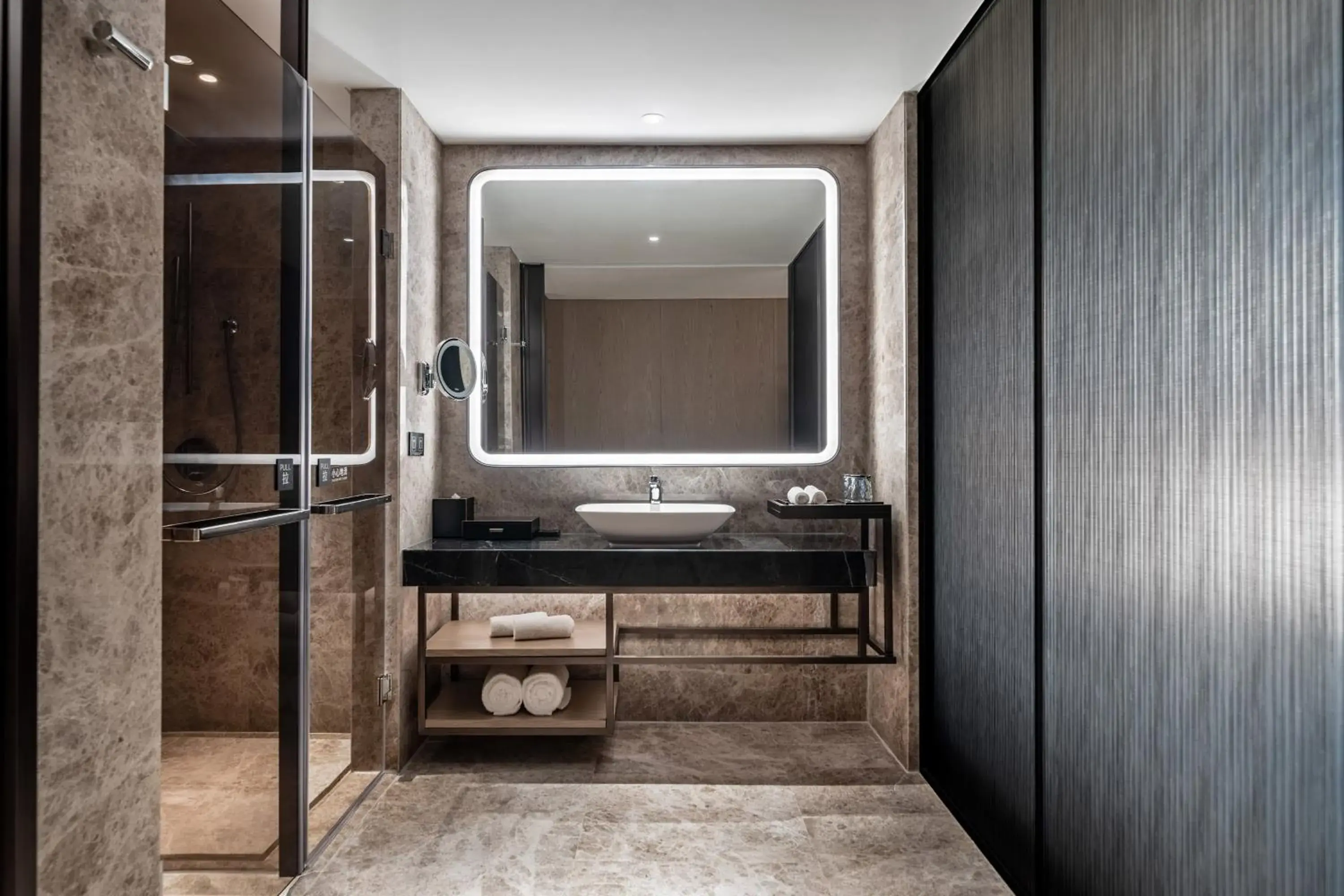 Deluxe King Room with Mountain View in The G Shenzhen, A Tribute Portfolio Hotel Deluxe King Room with Mountain View in The G Shenzhen, A Tribute Portfolio Hotel