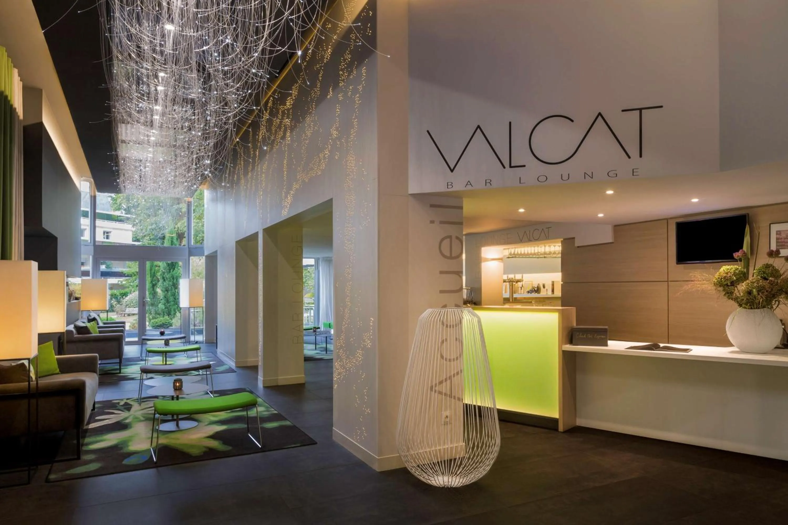 Lobby or reception in Best Western Plus Hotel Du Parc Chantilly