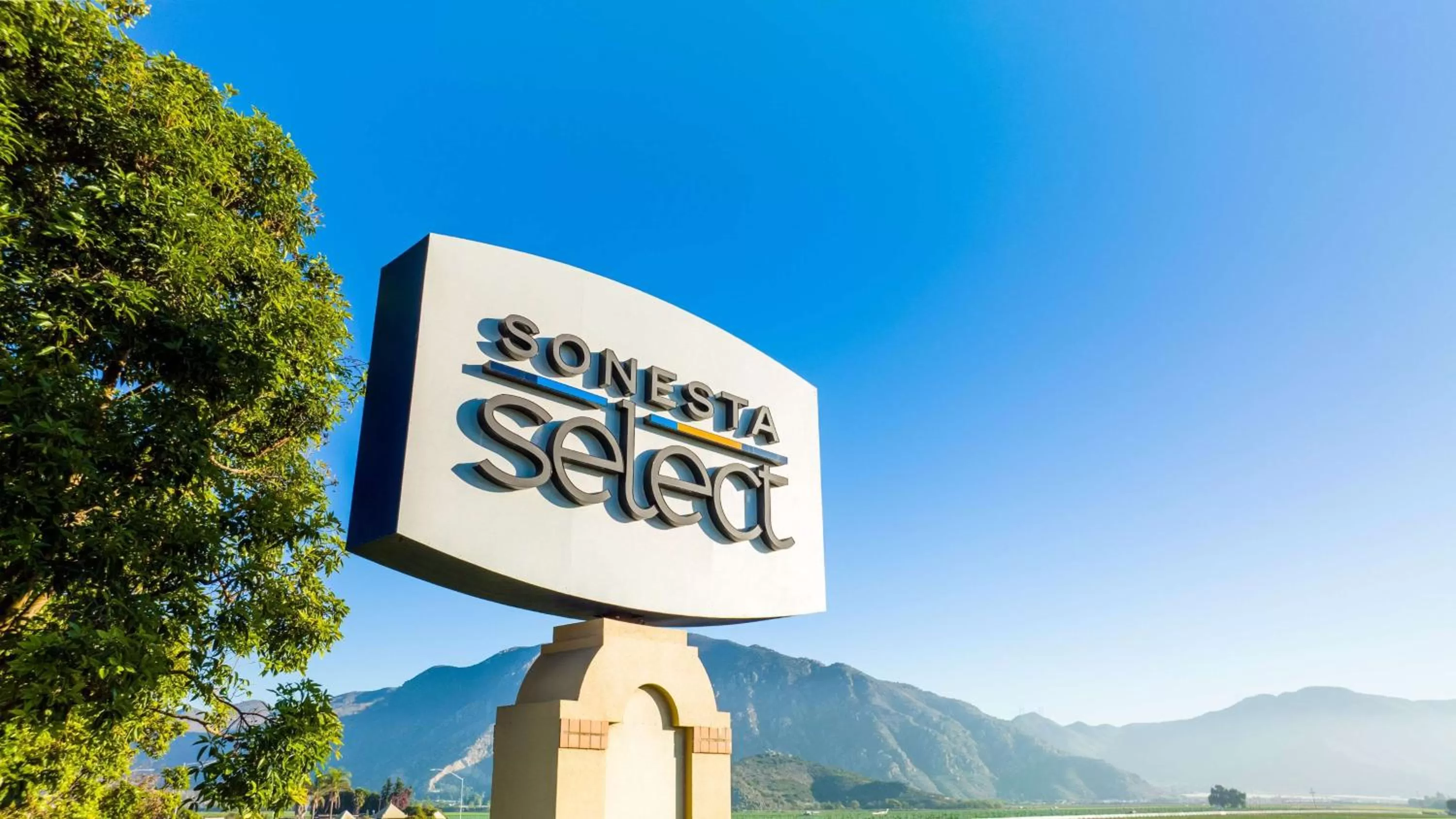 Property building in Sonesta Select Camarillo