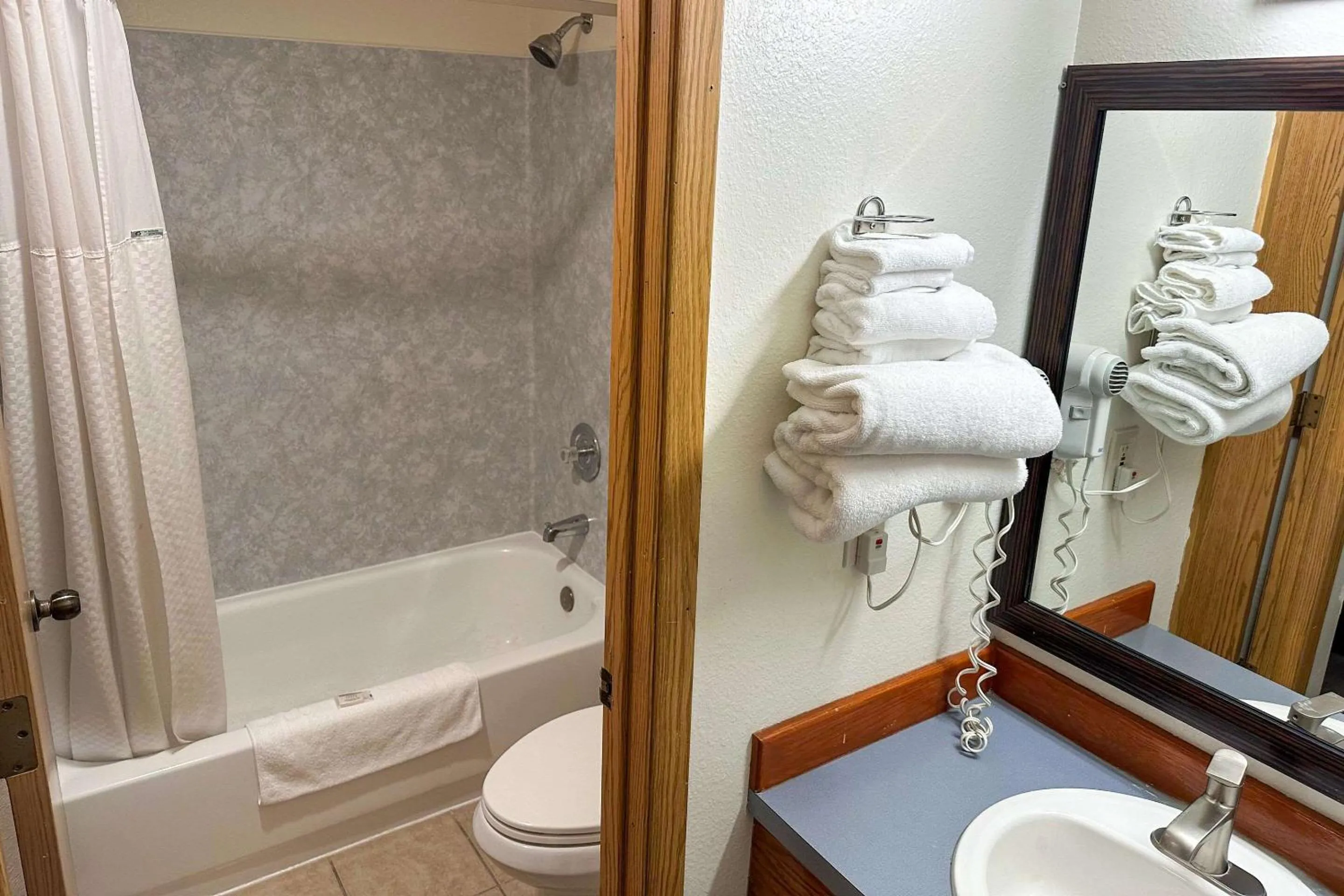 Bedroom in Econo Lodge Edmonds North Seattle