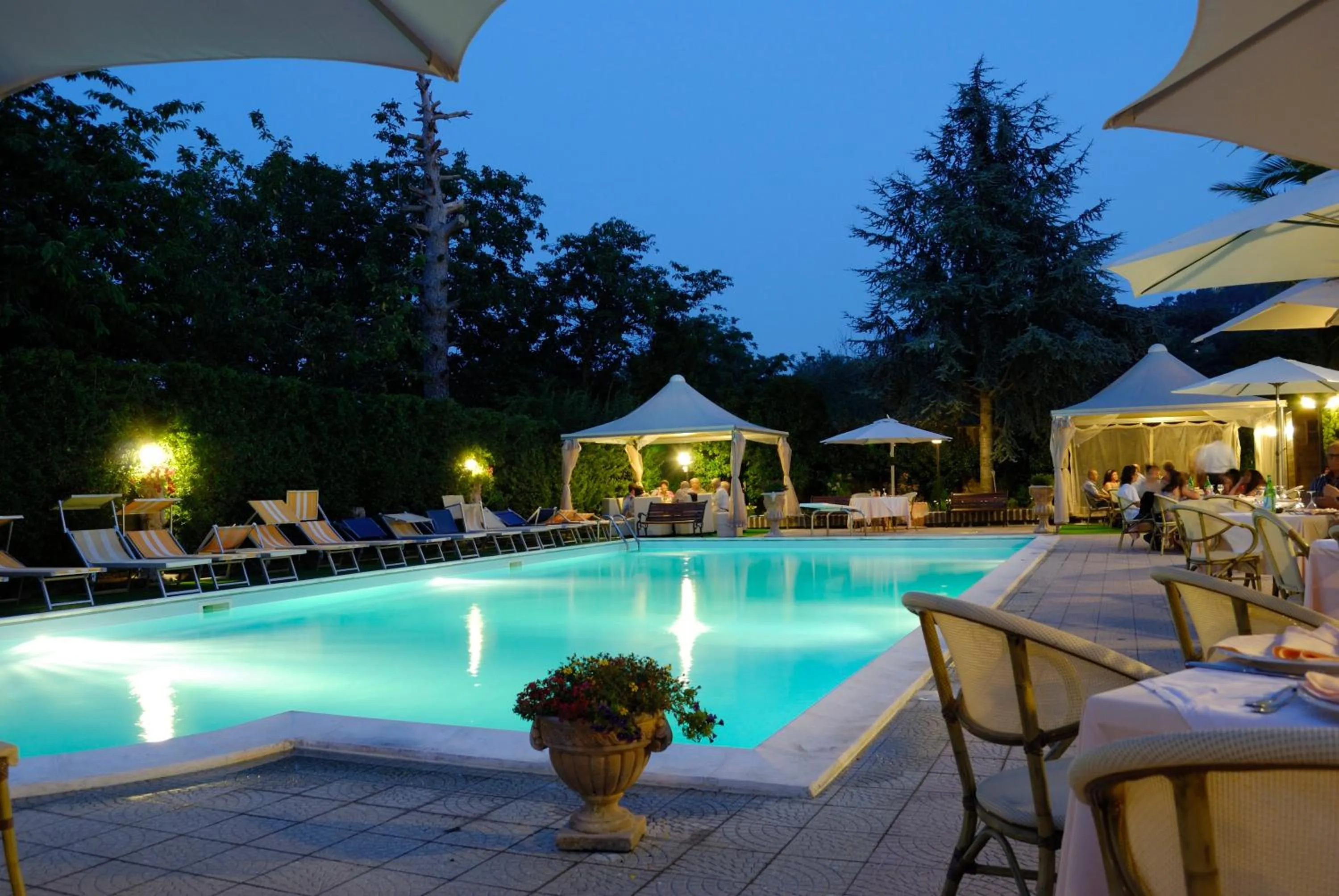 Swimming pool in Hotel Caserta Antica