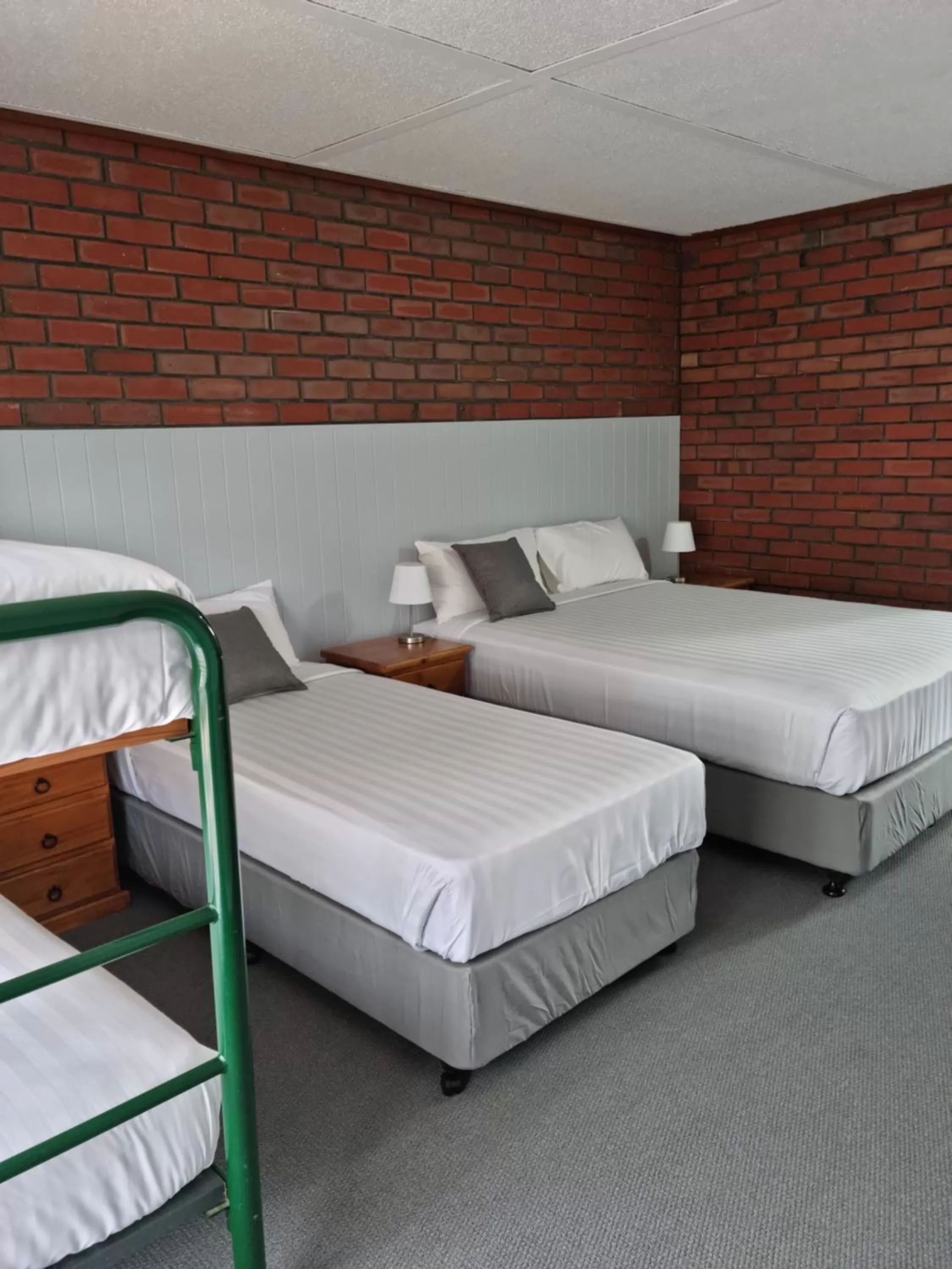 Bed in Mid City Plantation Motel