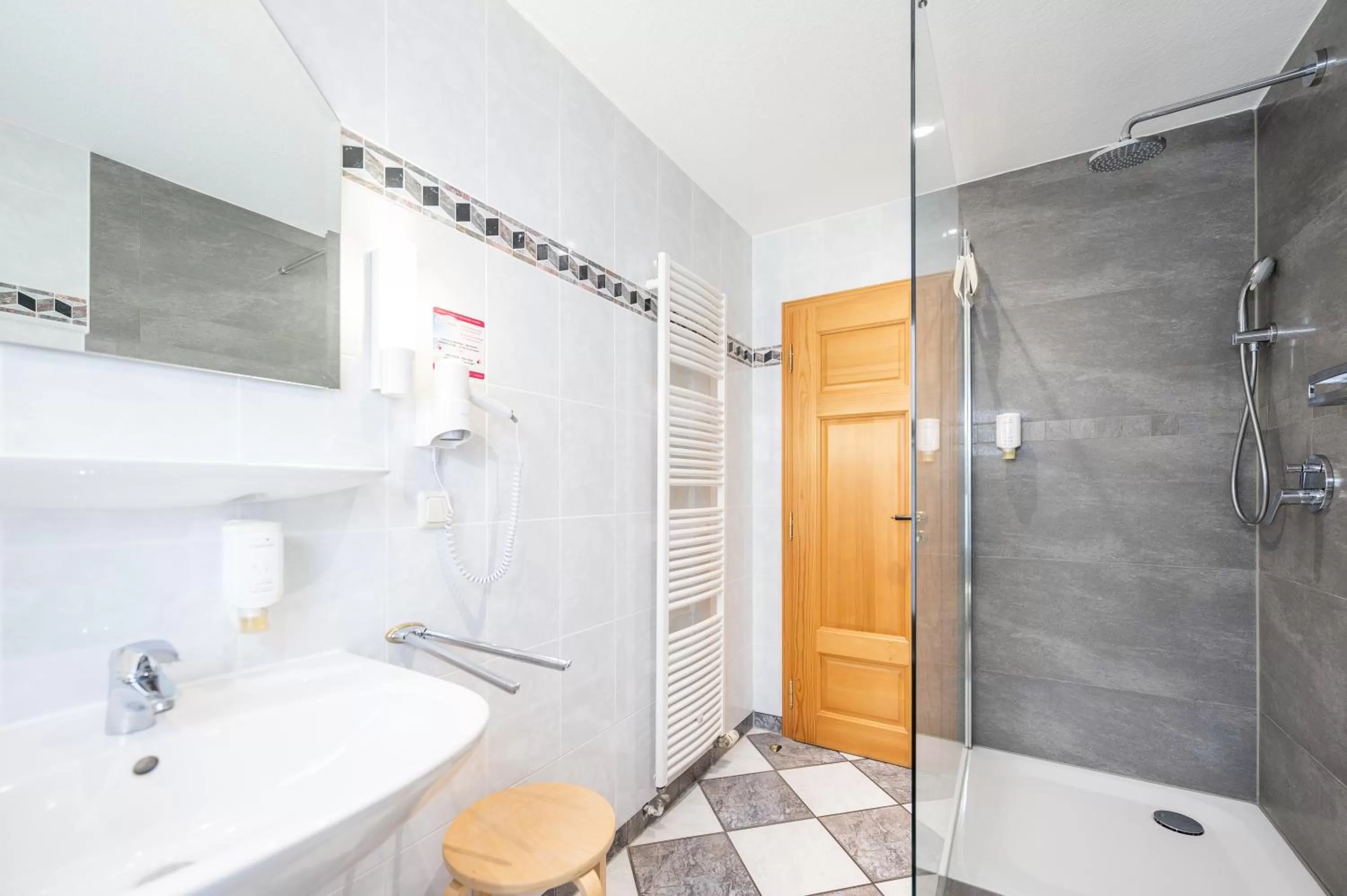 Shower, Bathroom in Hotel Villa Neander