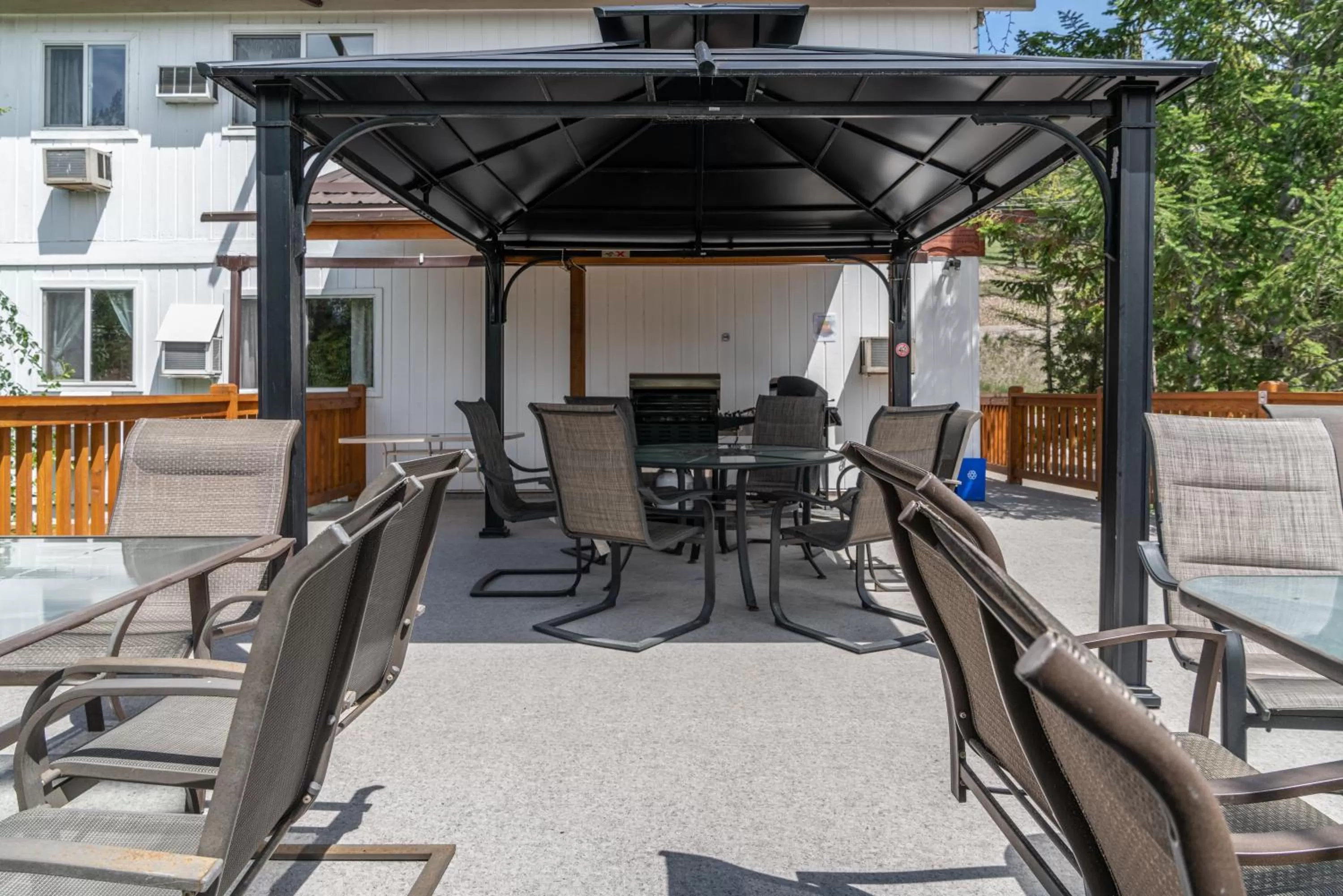 BBQ facilities in Cedar Motel