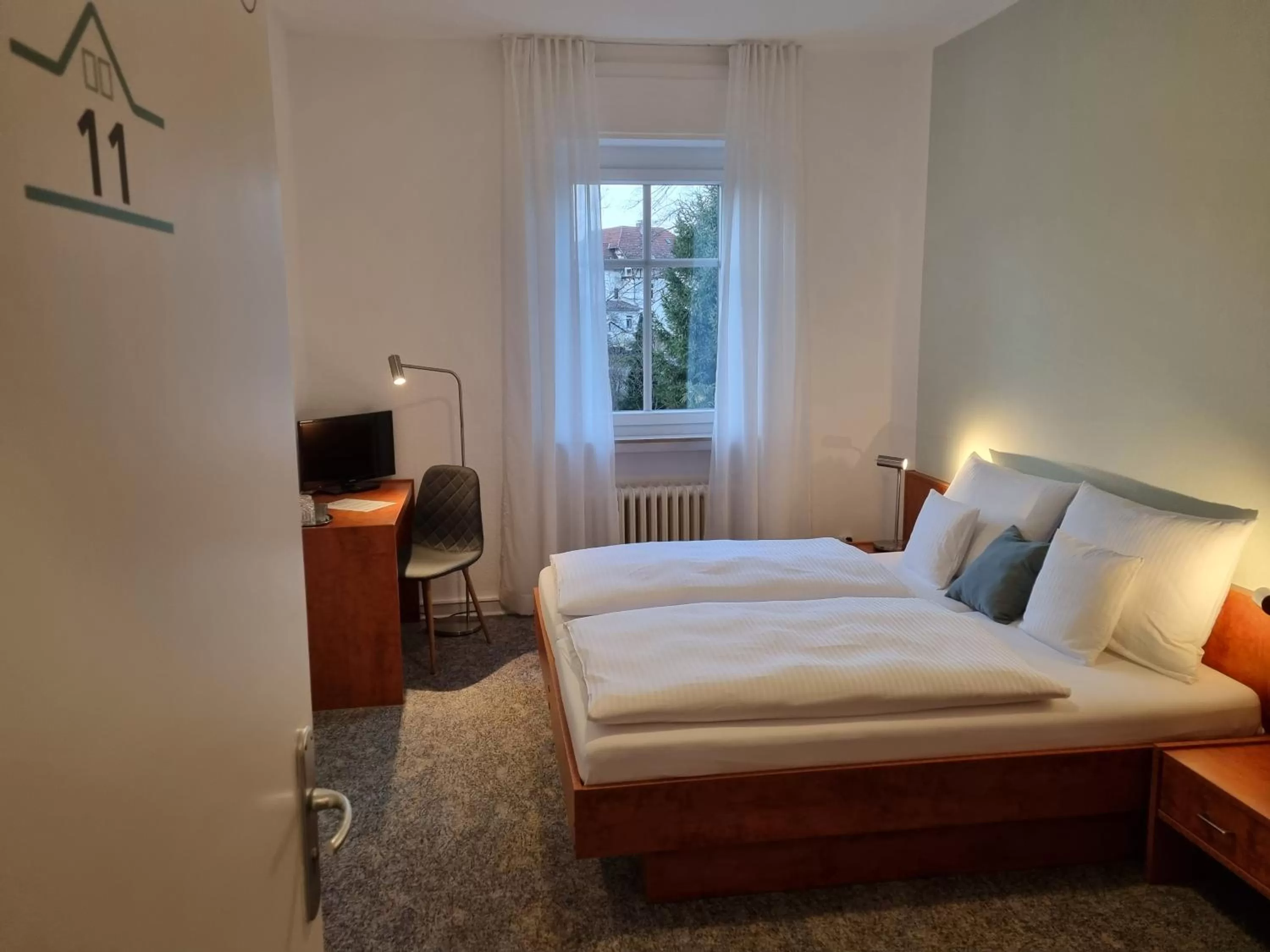 Photo of the whole room, Bed in Parkhotel Am Schwanenteich