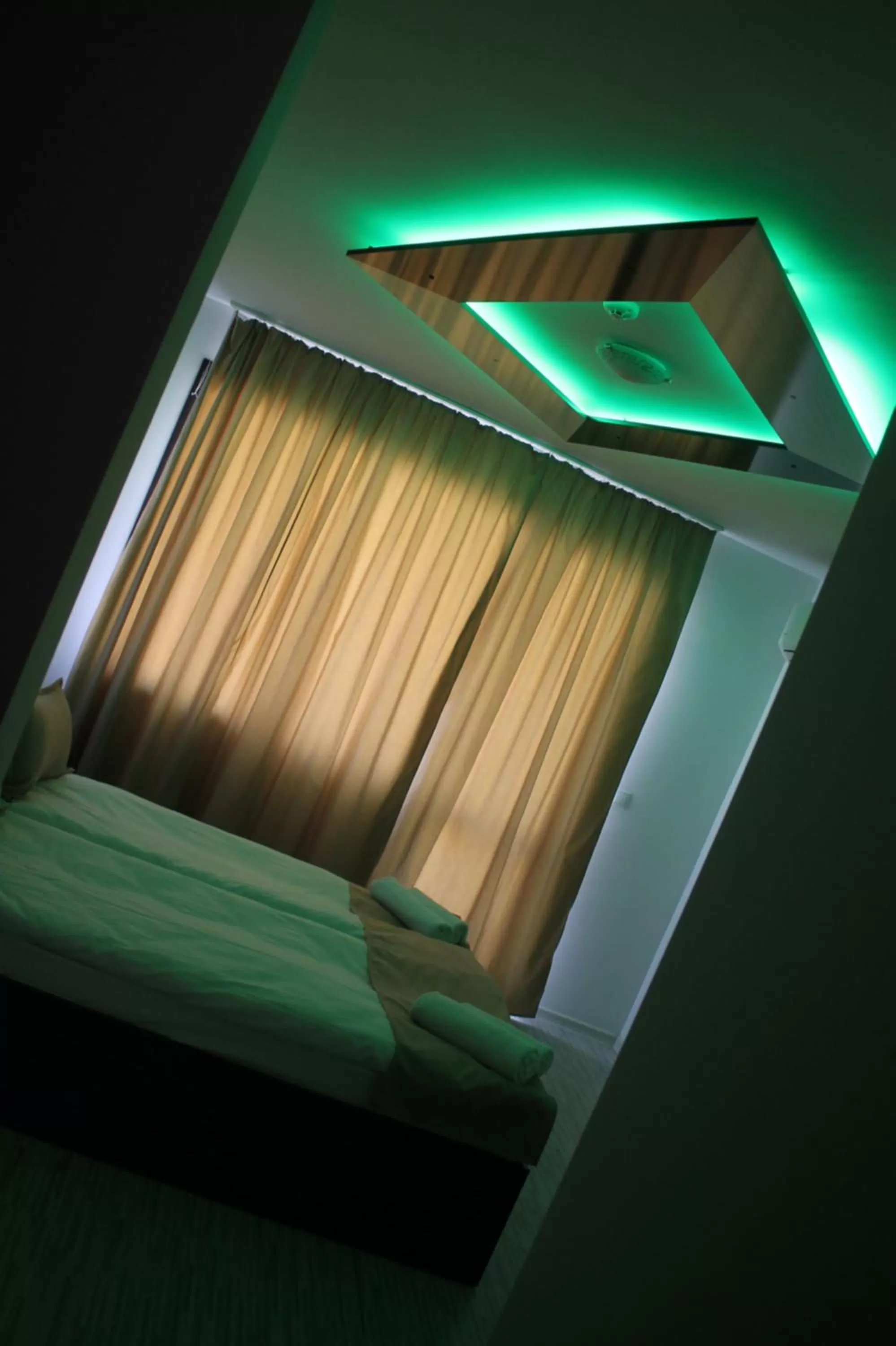 Bed, TV/Entertainment Center in Tiara Hotel
