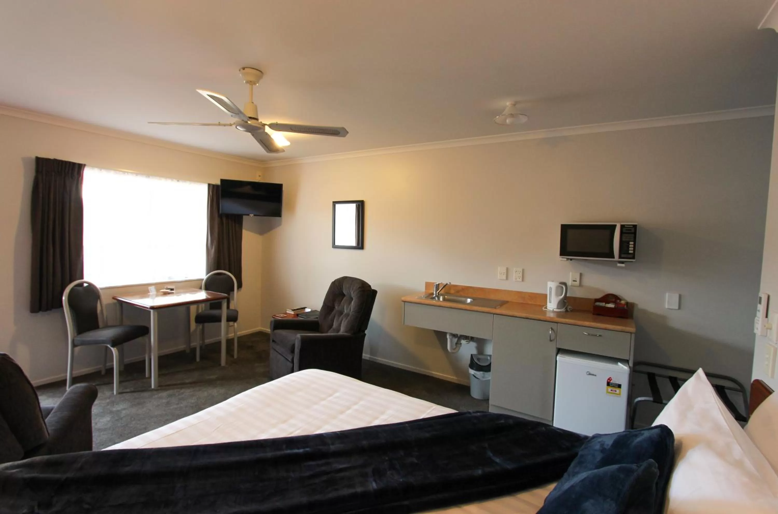 Shower, Bed in BK's Magnolia Motor Lodge