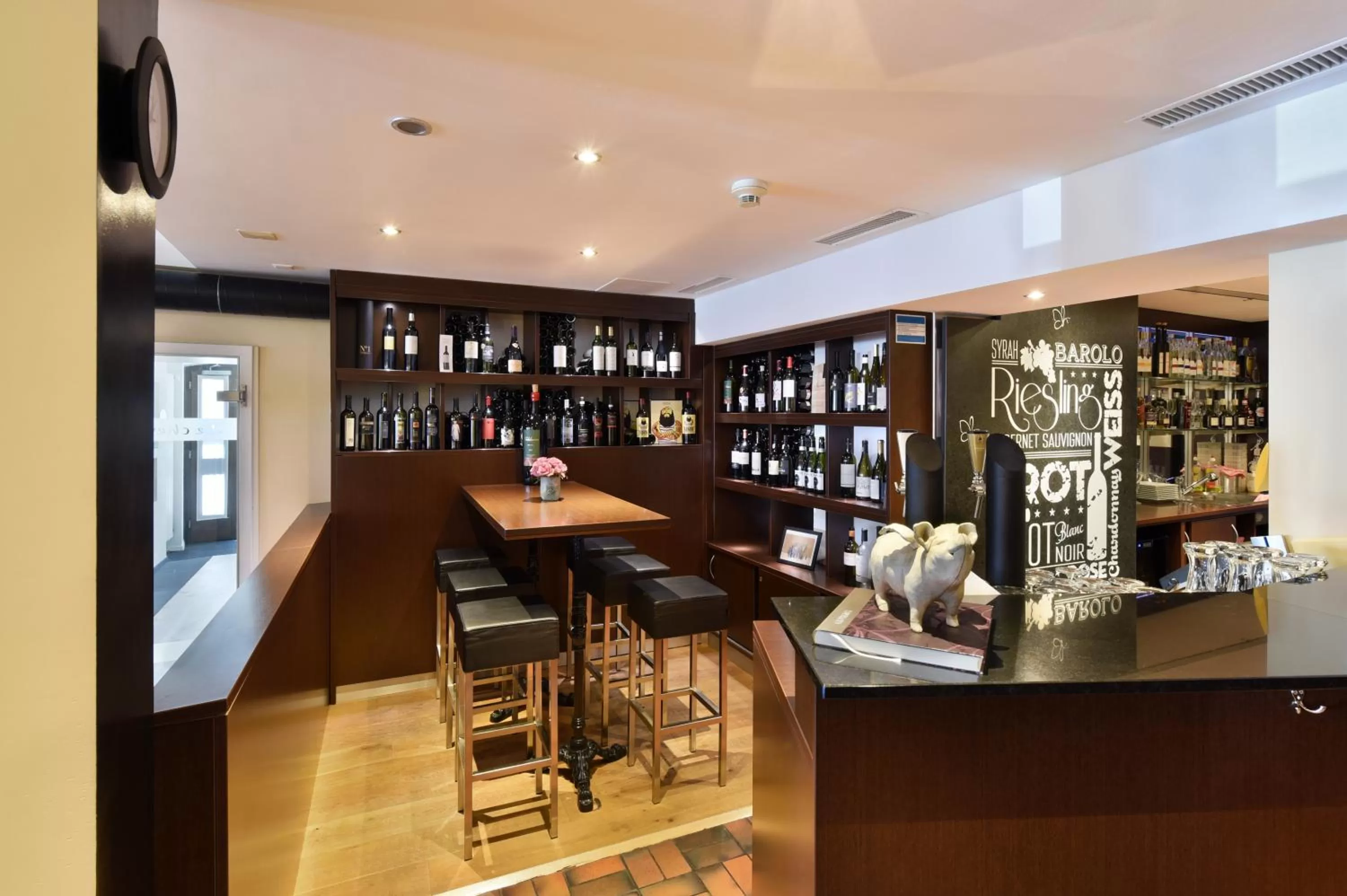 Restaurant/places to eat in Apart Hotel Amadeo