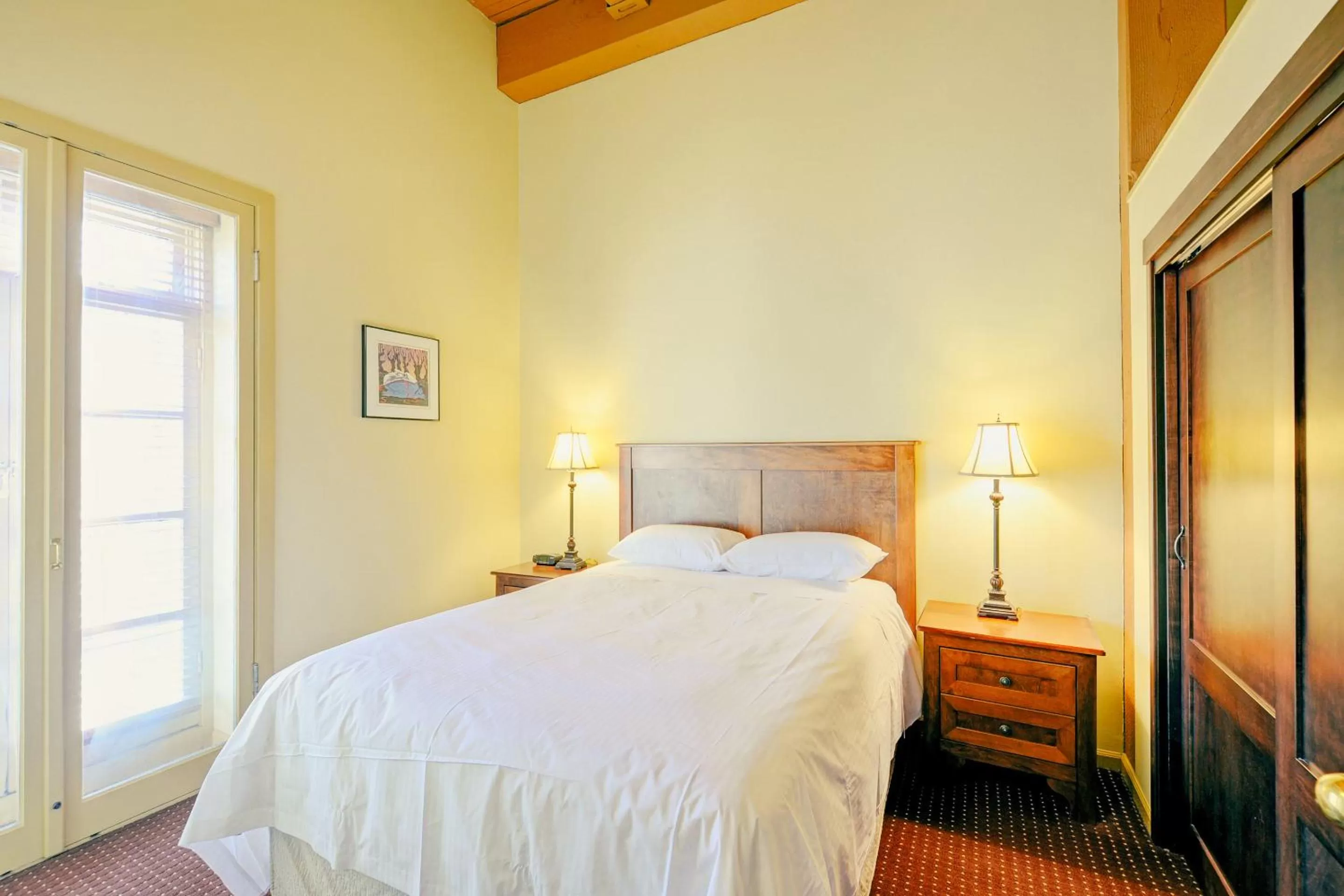 Bedroom, Bed in Swans Brewery, Pub & Hotel