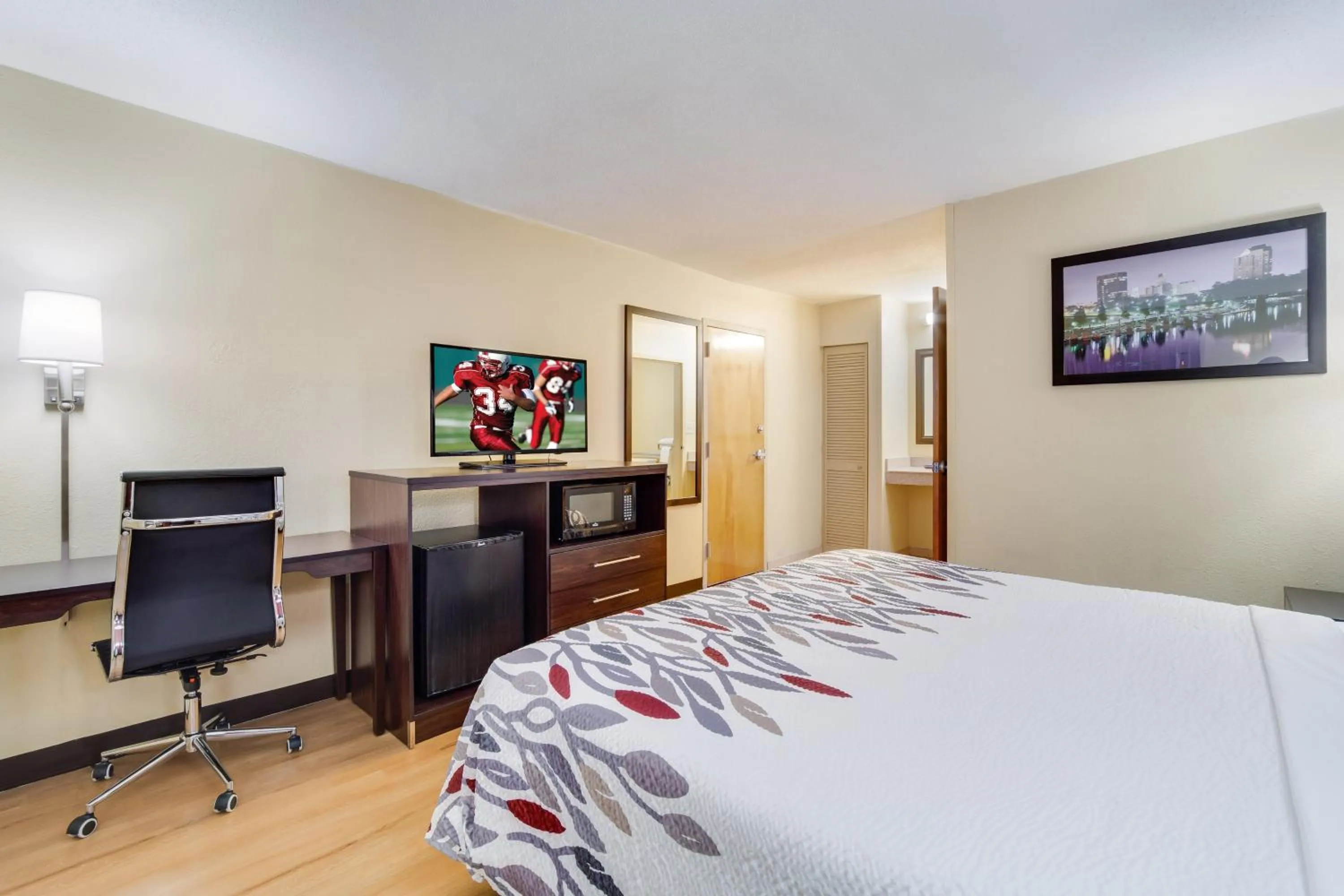 Photo of the whole room, Bed in Red Roof Inn Augusta – Washington Road