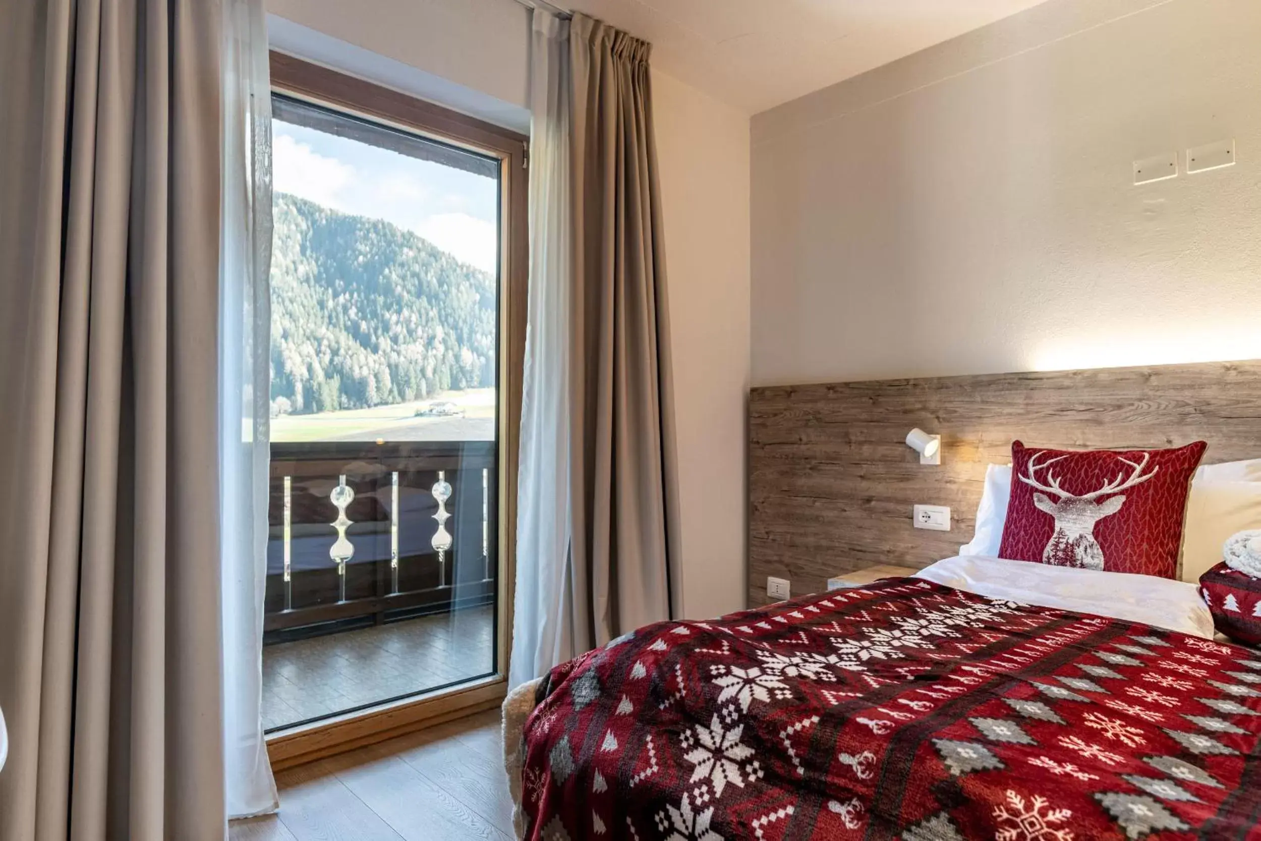 Deluxe Double Room with Spa Access in Hotel Kronplatzer Hof Deluxe Double Room with Spa Access in Hotel Kronplatzer Hof