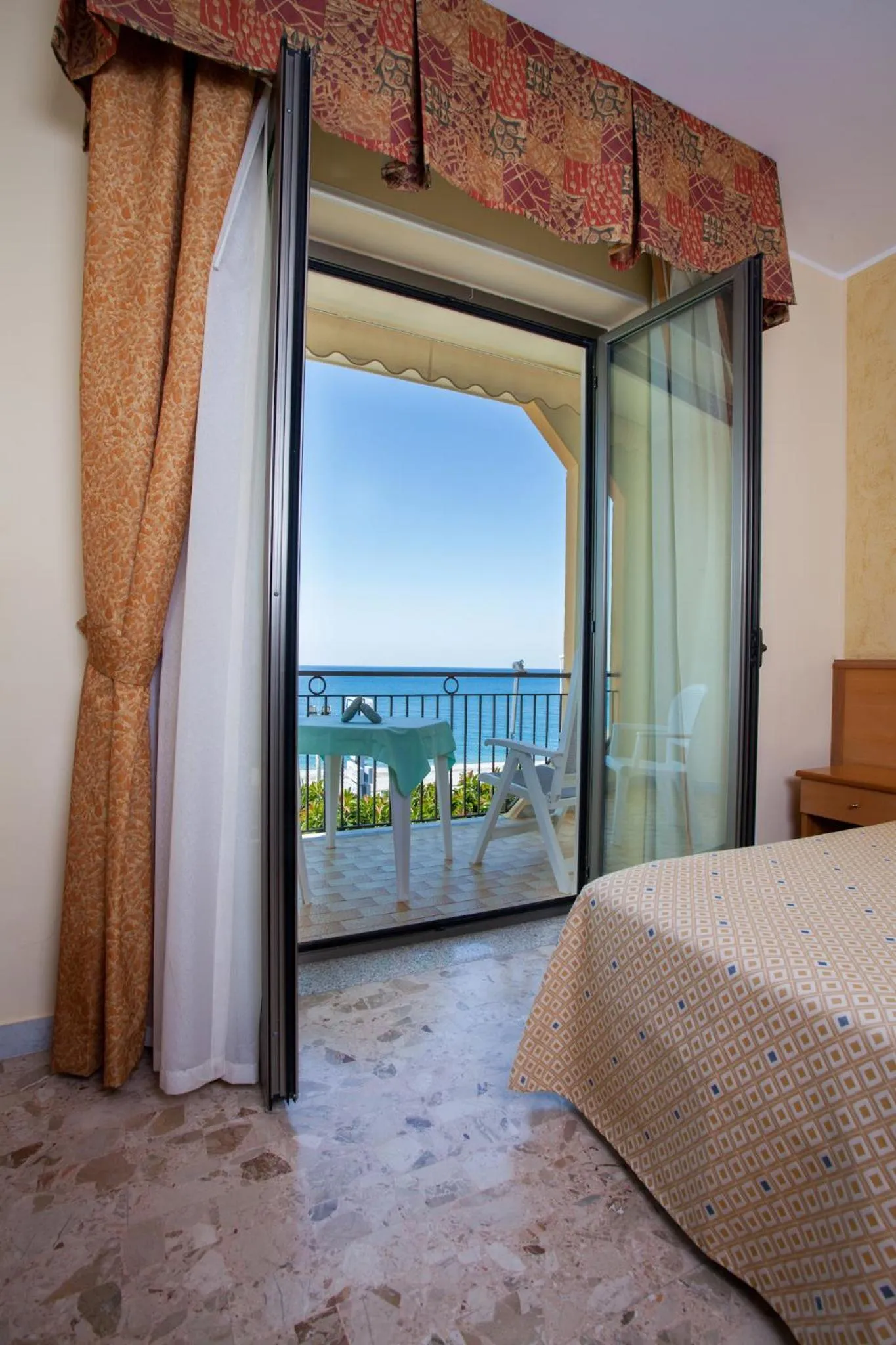 Sea view, Bed in Hotel La Tonnara