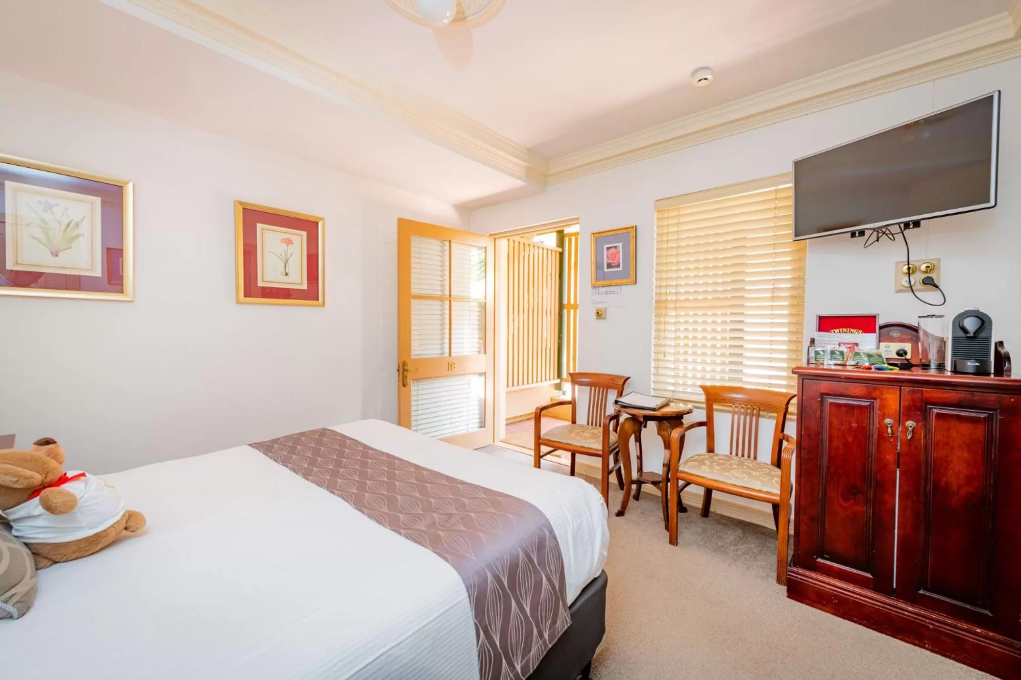 Photo of the whole room, Bed in Cobb & Co Court Boutique Hotel