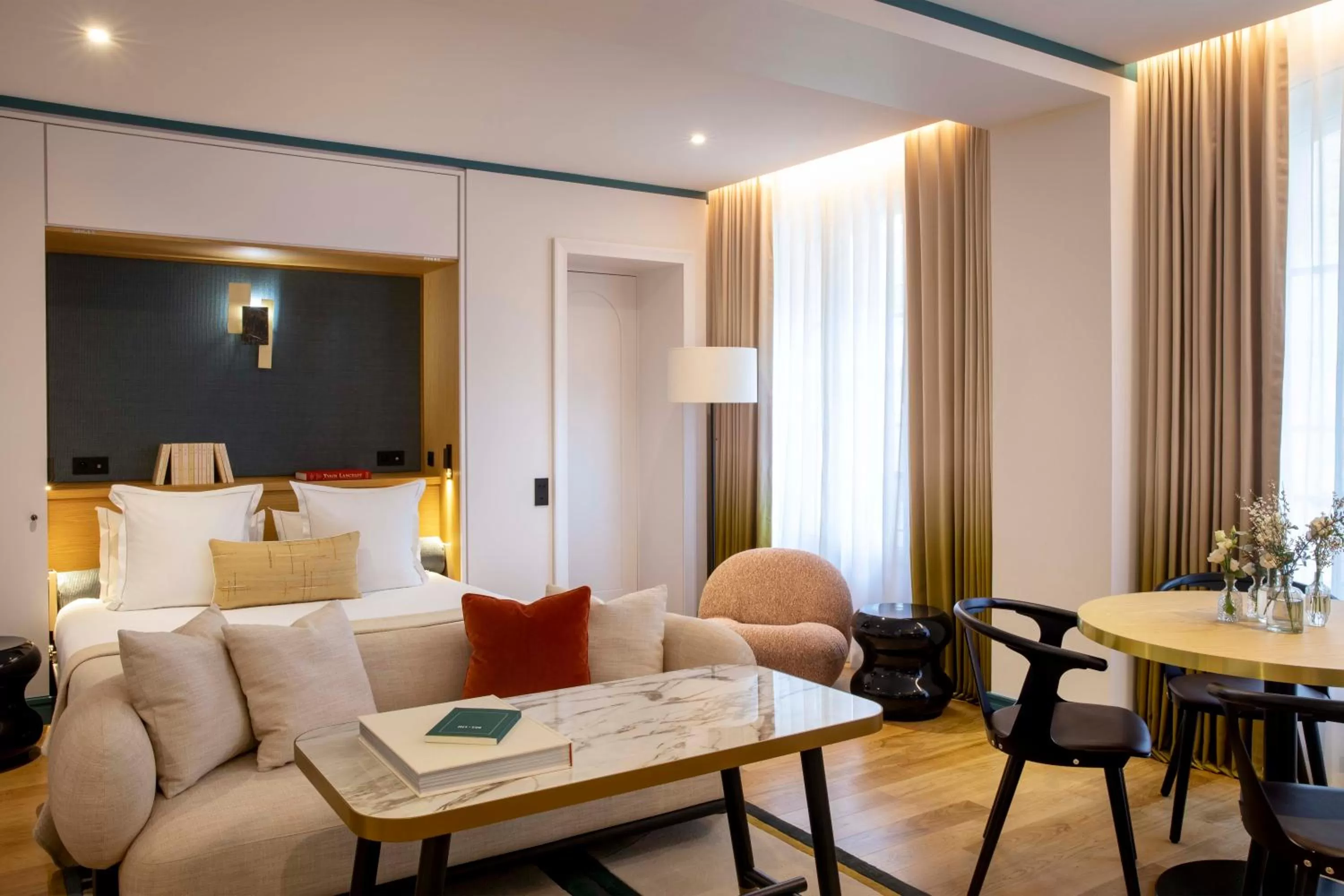 Living room, Bed in Hôtel Bel Ami