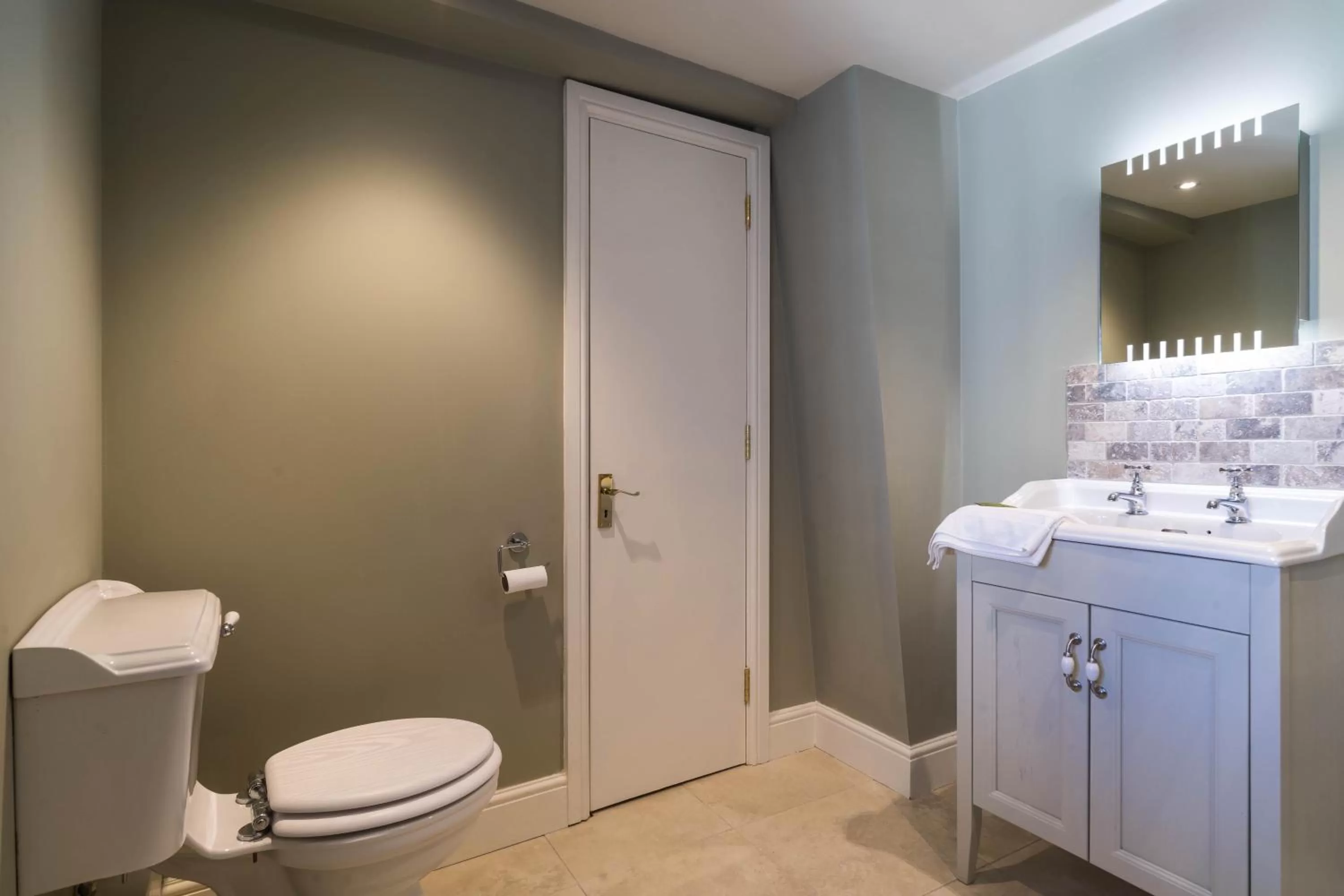 Toilet in Greyhound Inn Wilton