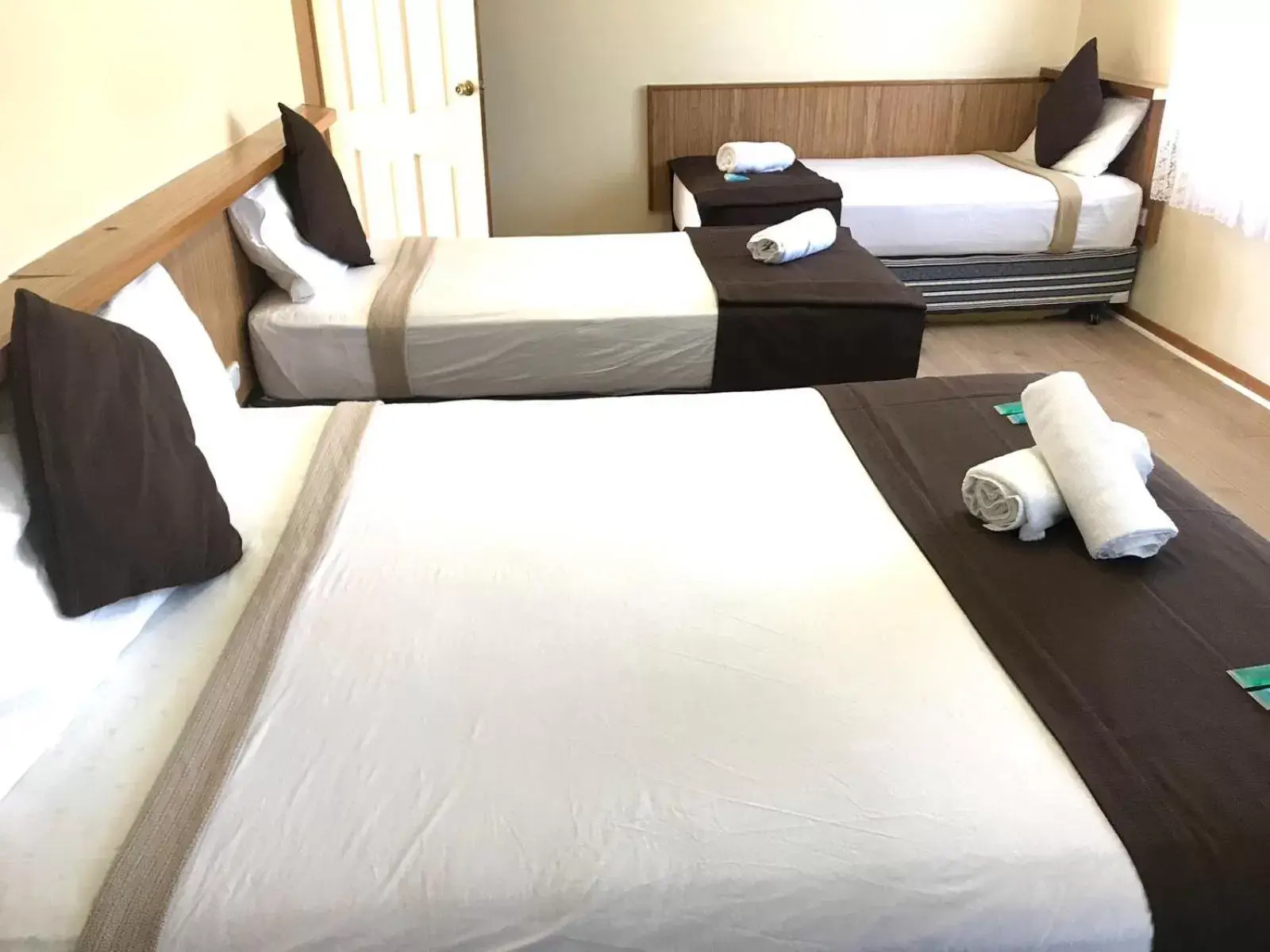 Triple Bed Room - Pets Not Allowed in Angel's Rest Motel Triple Bed Room - Pets Not Allowed in Angel's Rest Motel