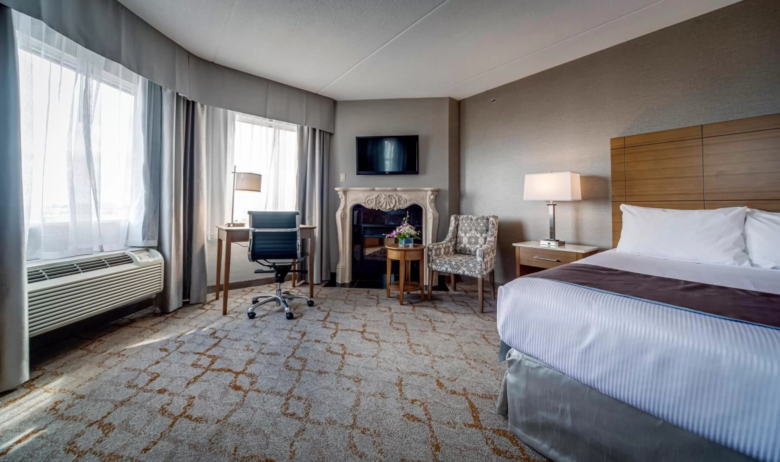 Bed in Monte Carlo Inn Vaughan Suites