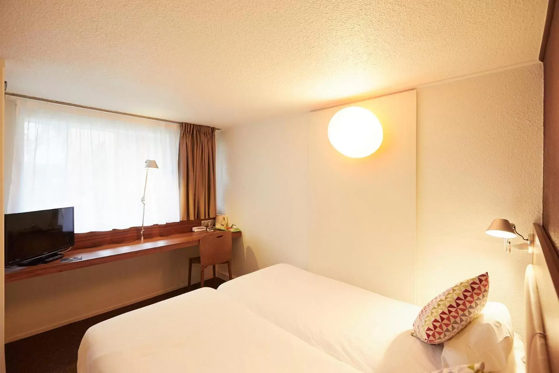 Twin Room with 2 Single Beds in Campanile Pau Est-Bizanos Twin Room with 2 Single Beds in Campanile Pau Est-Bizanos