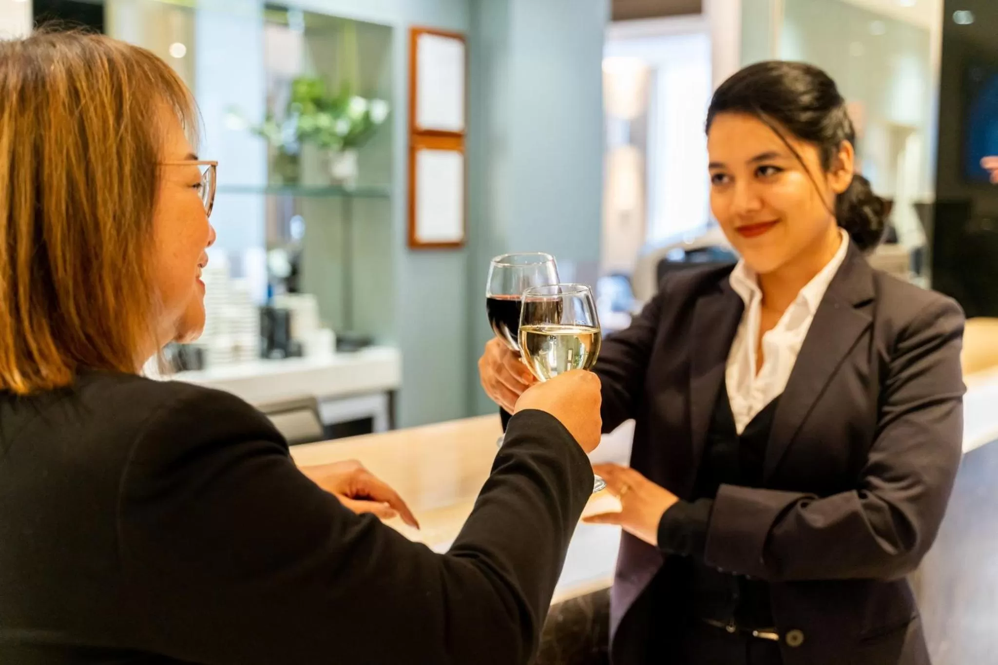 Lounge or bar in Holiday Inn Parramatta by IHG