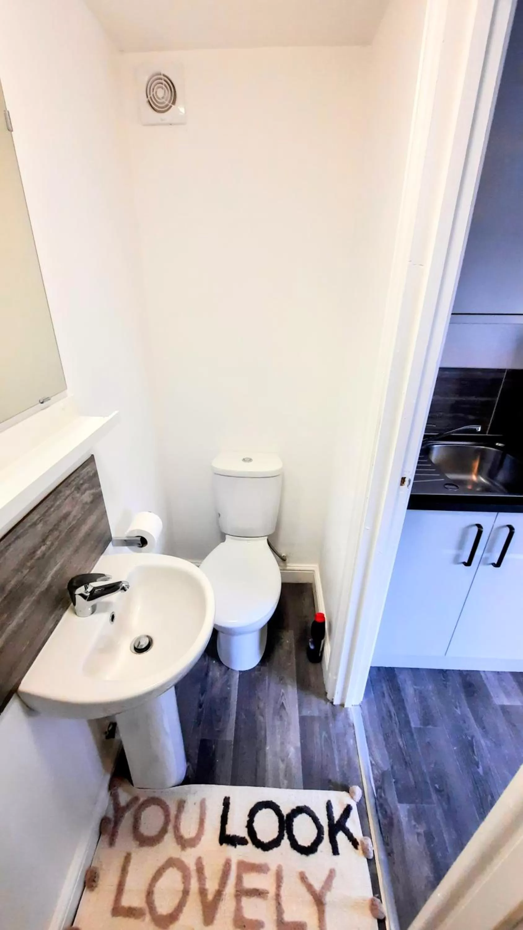 Toilet, Bathroom in Burford Road - Stay. Sleep. Rest.