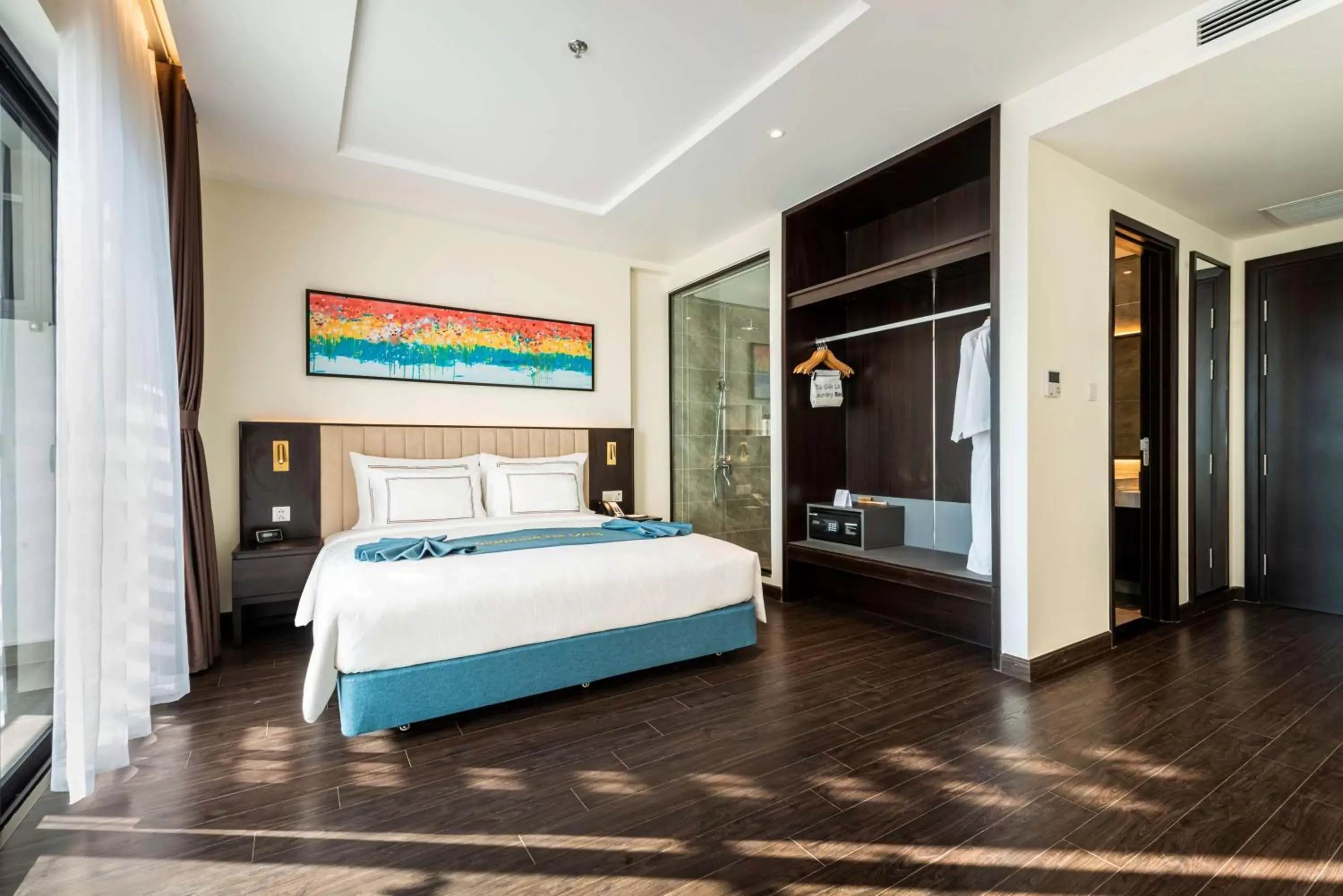 Superior King Bed, Non-Smoking City View in Best Western Premier Sapphire Ha Long Superior King Bed, Non-Smoking City View in Best Western Premier Sapphire Ha Long