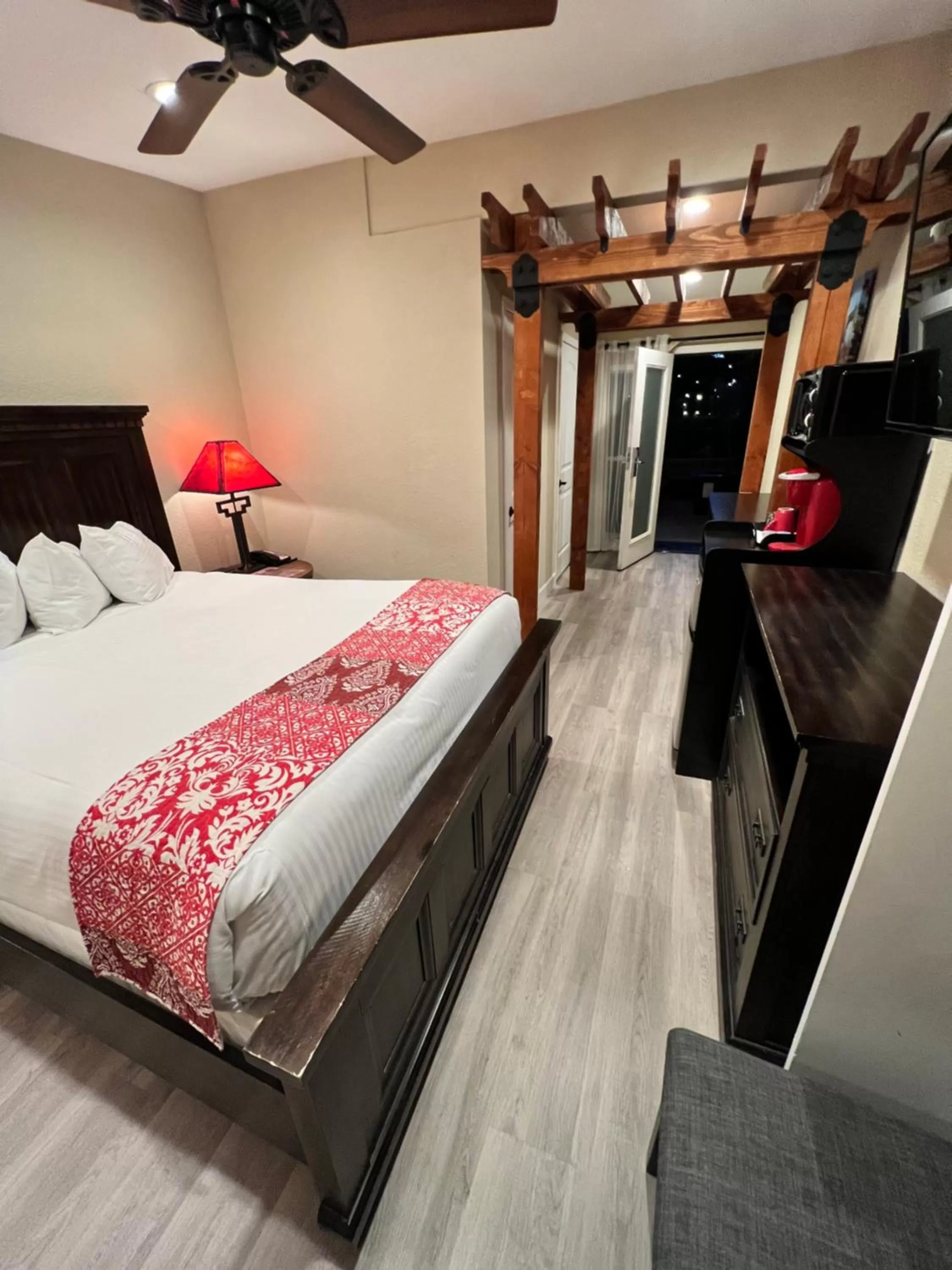 Bed in Lantern Light Inn - Romantic Getaway