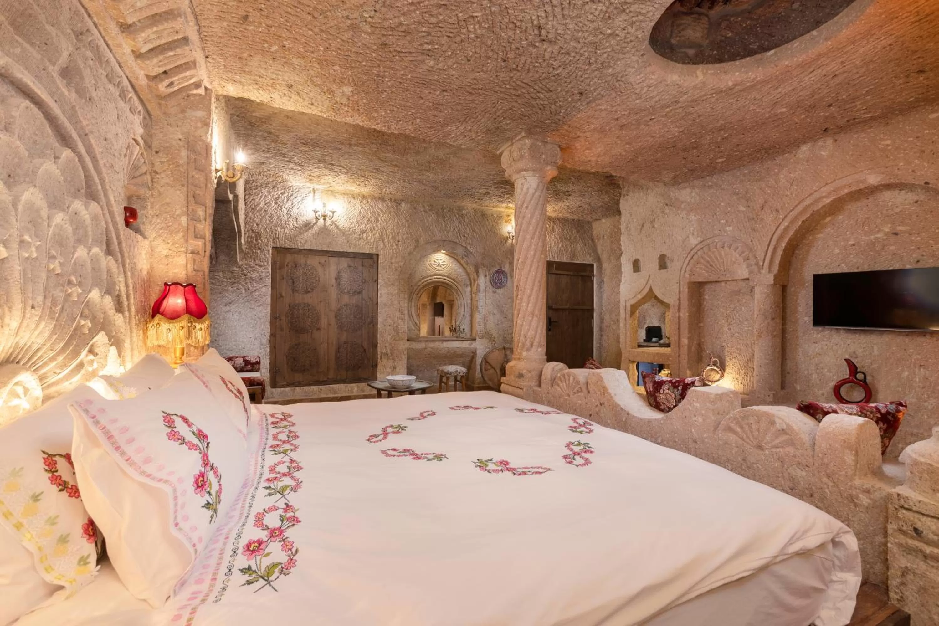 Photo of the whole room, Bed in Kayata Cave Suites Special Class