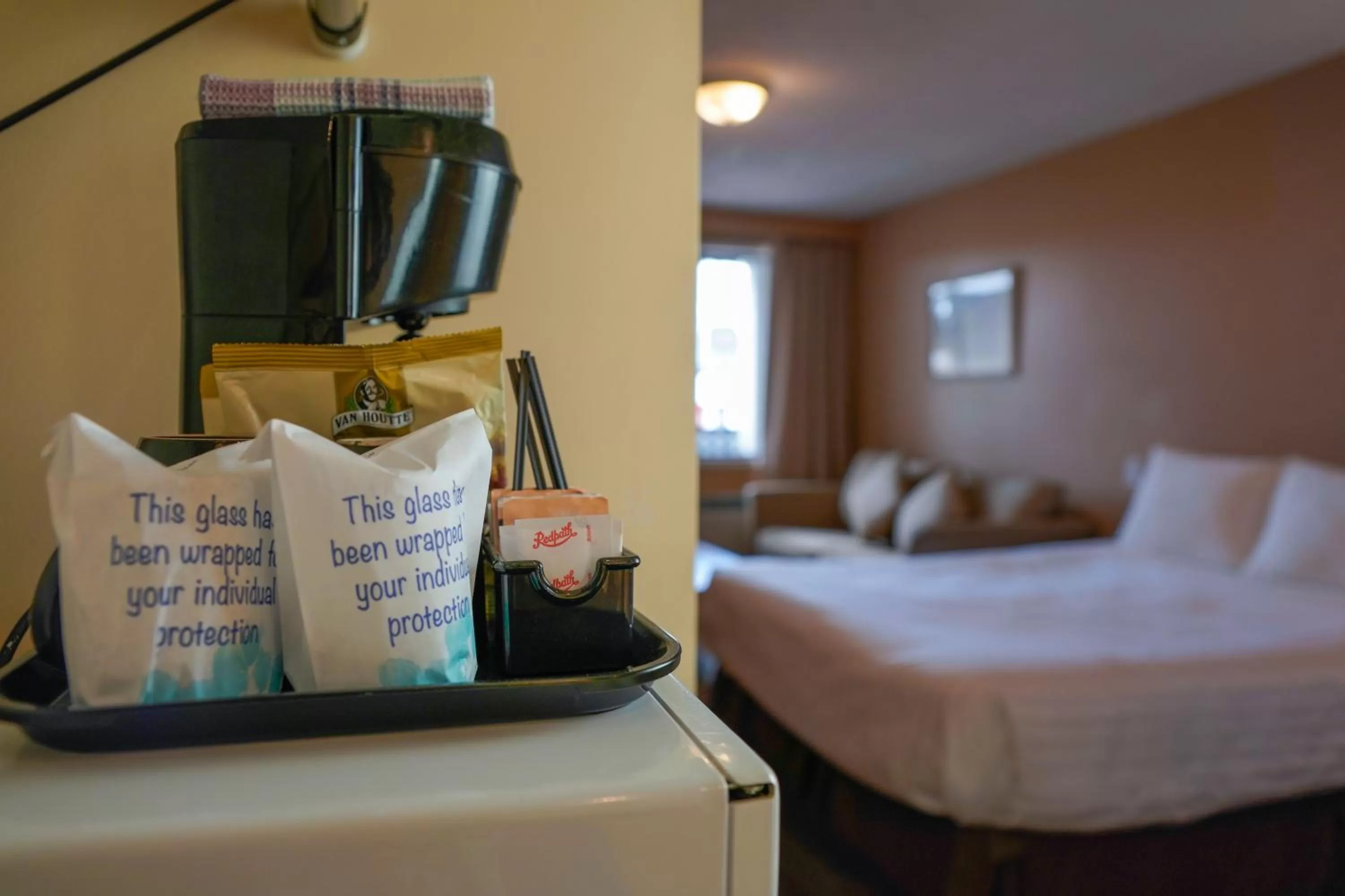 Bed in Thunderbird Motor Inn