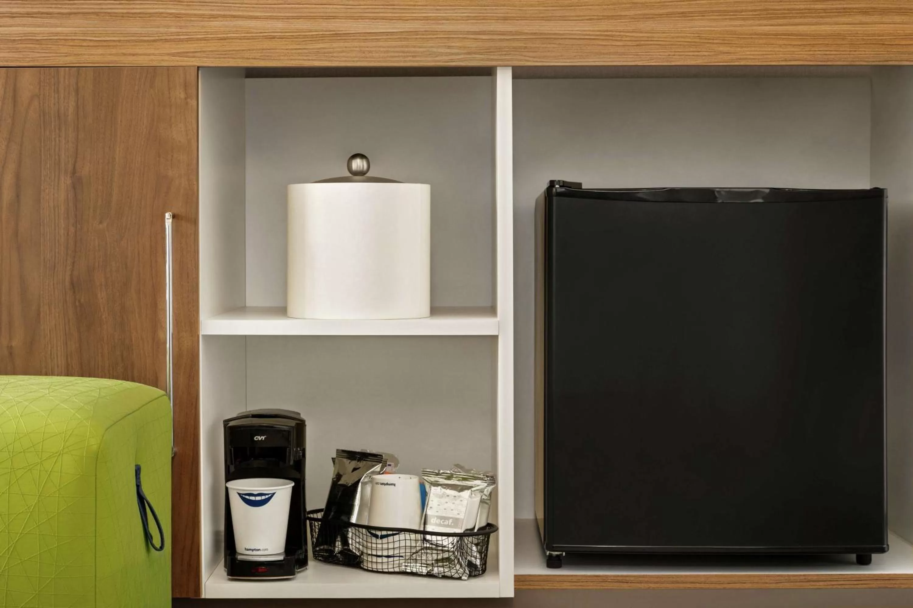 Photo of the whole room in Hampton Inn Portland Airport