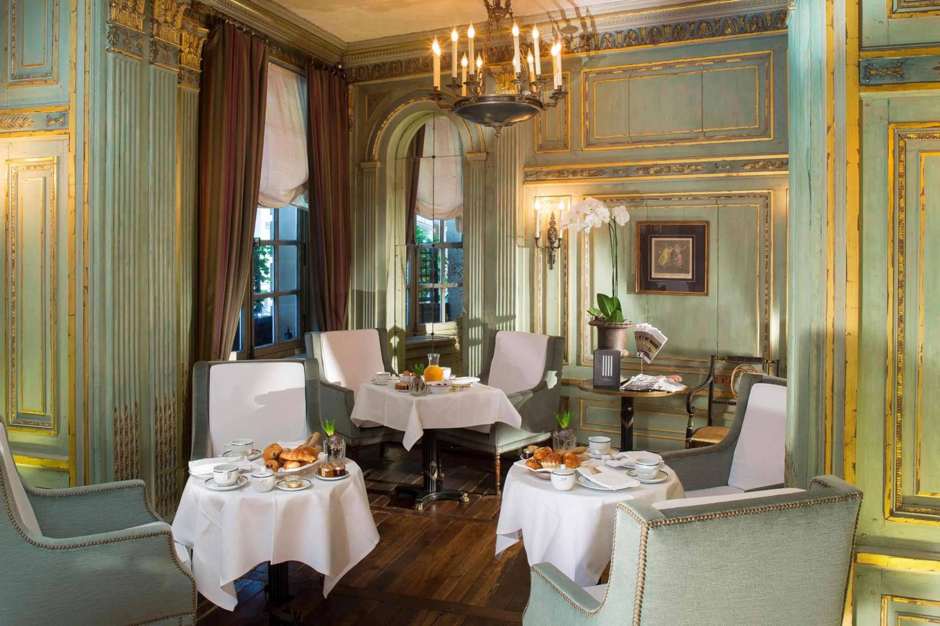 Breakfast in Le Dokhan's Paris Arc de Triomphe, a Tribute Portfolio Hotel