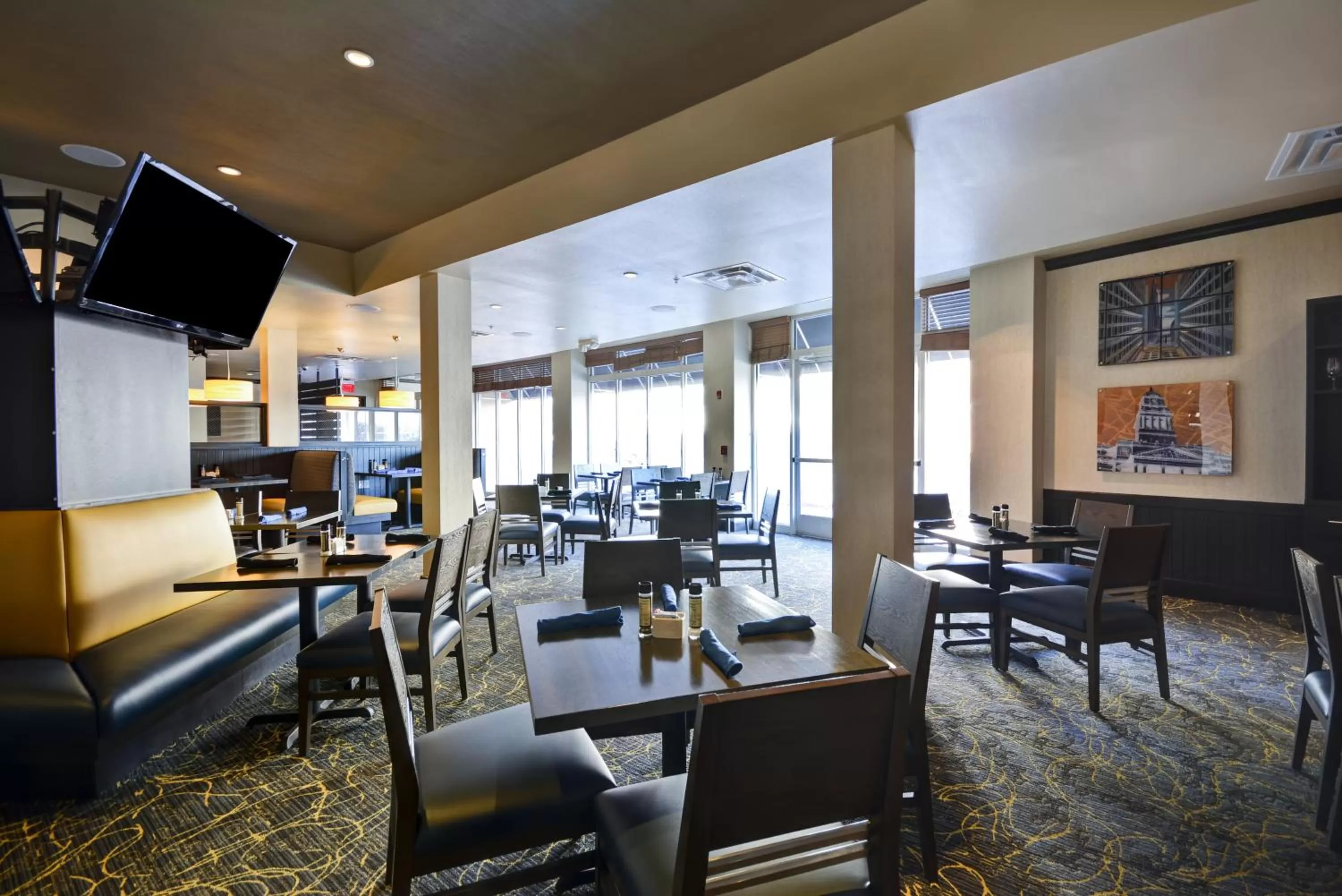 Restaurant/places to eat in Holiday Inn Detroit Metro Airport by IHG