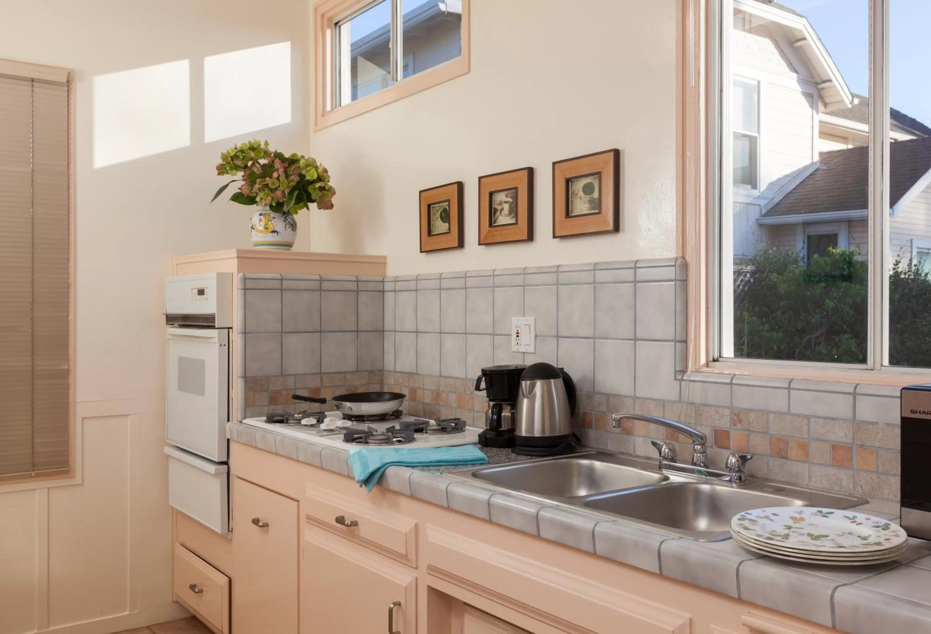 Kitchen or kitchenette in Cheshire Cat Inn & Cottages